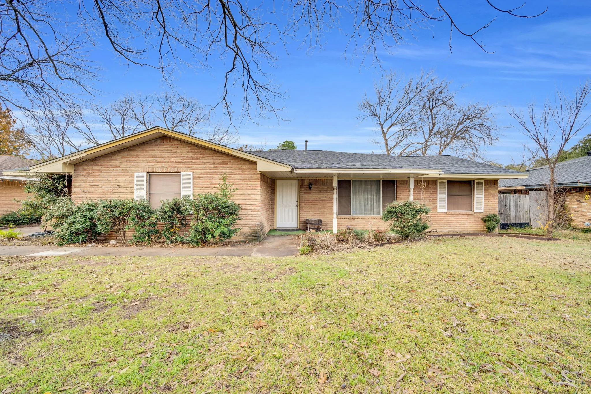 Single Family Residence For Sale in Tarrant County , 1320 Apache Street, Arlington, Texas 76012, 3 Bedroom, 2 Bathroom, 2 Garage spaces, 2,086 Sqft, built in 1964, mls#21128753, Real Estate Agent in Arlington, Homes For Sale in Tarrant county, Homes For Sale in Arlington, Realtor in Arlington Texas, Real Estate Brokerage Independent Realty Texas, Luminita Cordes Realtor