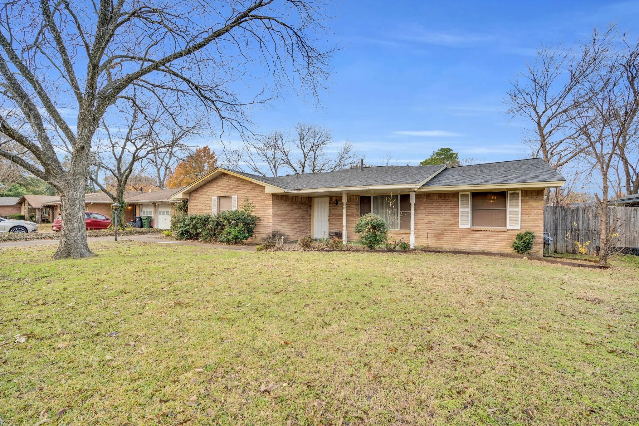 Single Family Residence For Sale in Tarrant County , 1320 Apache Street, Arlington, Texas 76012, 3 Bedroom, 2 Bathroom, 2 Garage spaces, 2,086 Sqft, built in 1964, mls#21128753, Real Estate Agent in Arlington, Homes For Sale in Tarrant county, Homes For Sale in Arlington, Realtor in Arlington Texas, Real Estate Brokerage Independent Realty Texas, Luminita Cordes Realtor