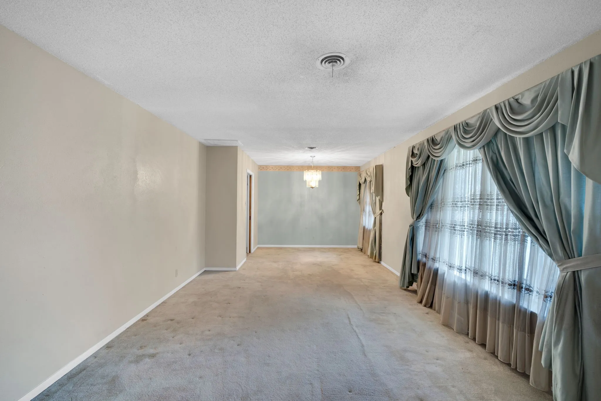 Single Family Residence For Sale in Tarrant County , 1320 Apache Street, Arlington, Texas 76012, 3 Bedroom, 2 Bathroom, 2 Garage spaces, 2,086 Sqft, built in 1964, mls#21128753, Real Estate Agent in Arlington, Homes For Sale in Tarrant county, Homes For Sale in Arlington, Realtor in Arlington Texas, Real Estate Brokerage Independent Realty Texas, Luminita Cordes Realtor