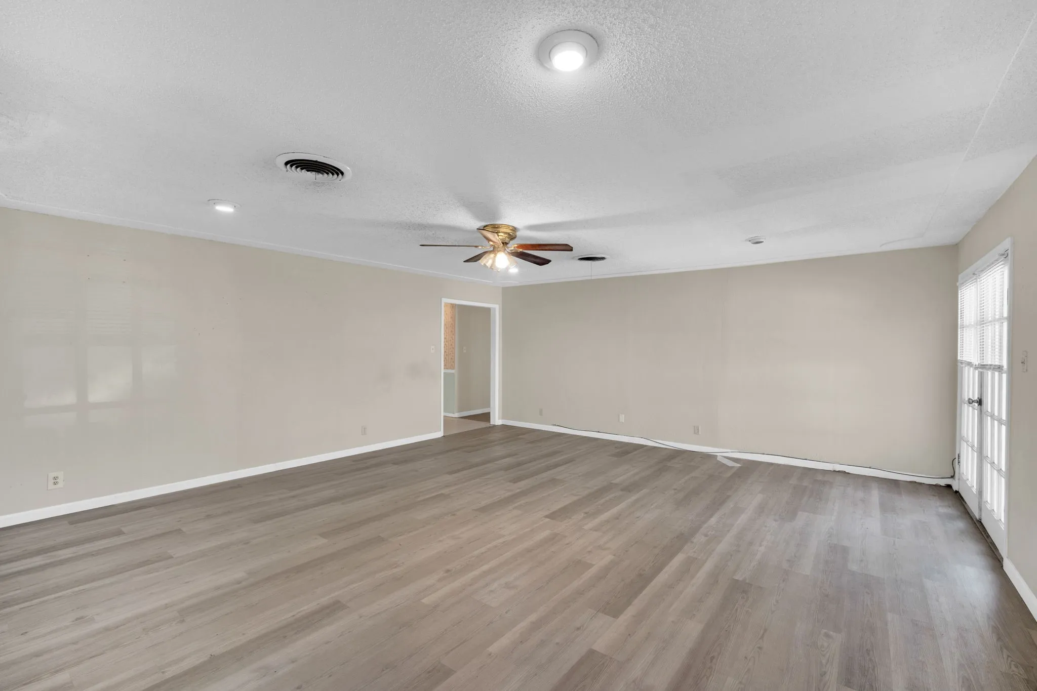 Single Family Residence For Sale in Tarrant County , 1320 Apache Street, Arlington, Texas 76012, 3 Bedroom, 2 Bathroom, 2 Garage spaces, 2,086 Sqft, built in 1964, mls#21128753, Real Estate Agent in Arlington, Homes For Sale in Tarrant county, Homes For Sale in Arlington, Realtor in Arlington Texas, Real Estate Brokerage Independent Realty Texas, Luminita Cordes Realtor
