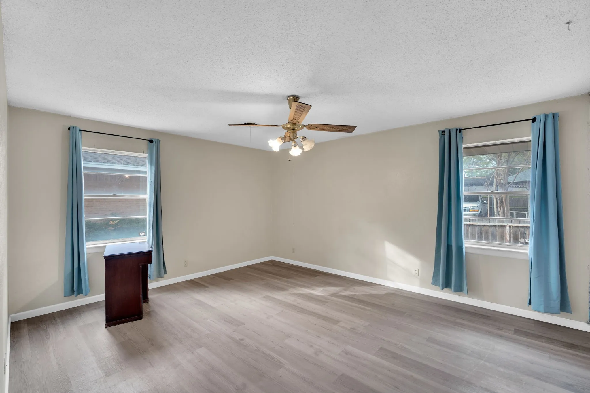 Single Family Residence For Sale in Tarrant County , 1320 Apache Street, Arlington, Texas 76012, 3 Bedroom, 2 Bathroom, 2 Garage spaces, 2,086 Sqft, built in 1964, mls#21128753, Real Estate Agent in Arlington, Homes For Sale in Tarrant county, Homes For Sale in Arlington, Realtor in Arlington Texas, Real Estate Brokerage Independent Realty Texas, Luminita Cordes Realtor
