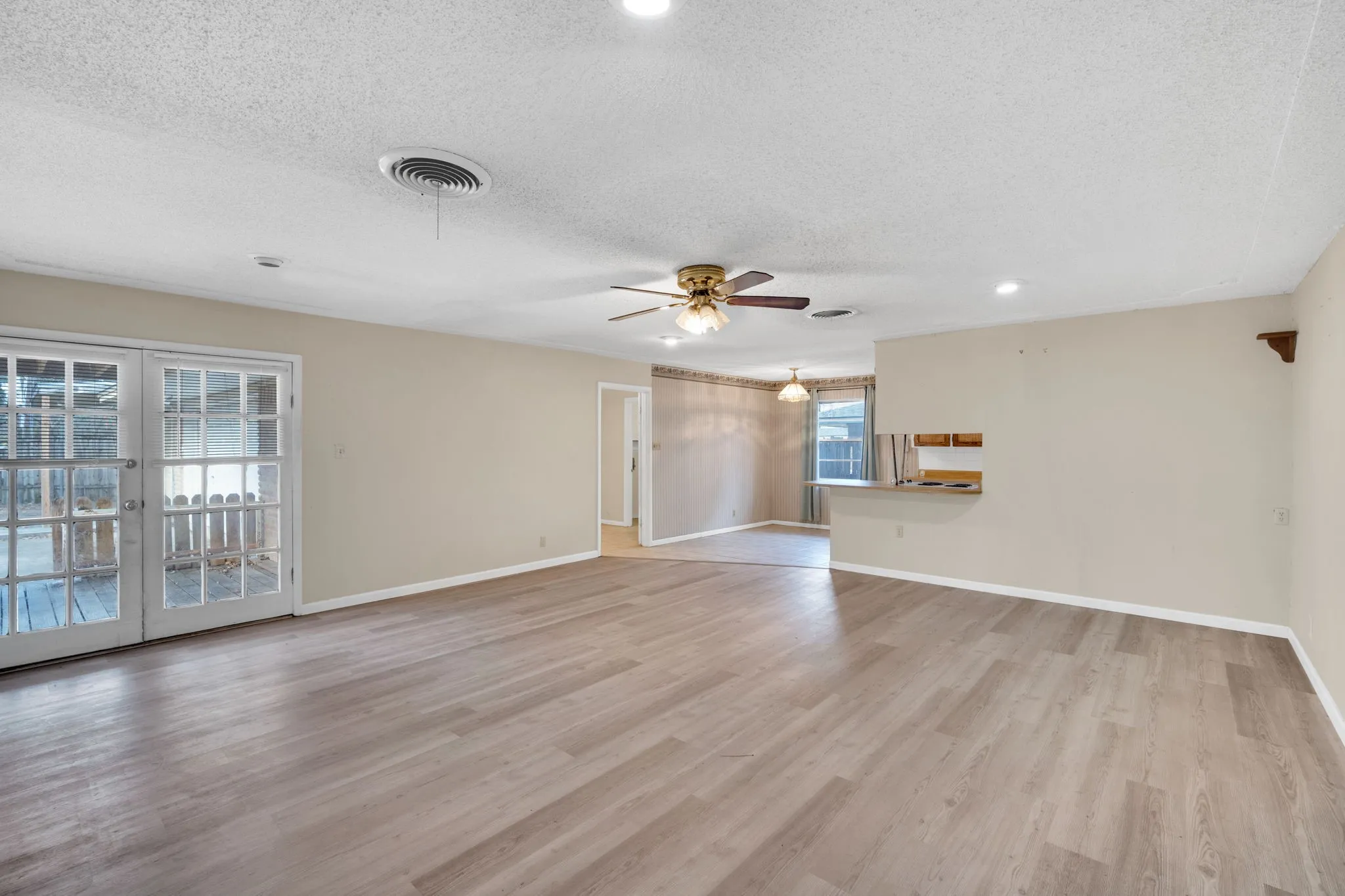 Single Family Residence For Sale in Tarrant County , 1320 Apache Street, Arlington, Texas 76012, 3 Bedroom, 2 Bathroom, 2 Garage spaces, 2,086 Sqft, built in 1964, mls#21128753, Real Estate Agent in Arlington, Homes For Sale in Tarrant county, Homes For Sale in Arlington, Realtor in Arlington Texas, Real Estate Brokerage Independent Realty Texas, Luminita Cordes Realtor