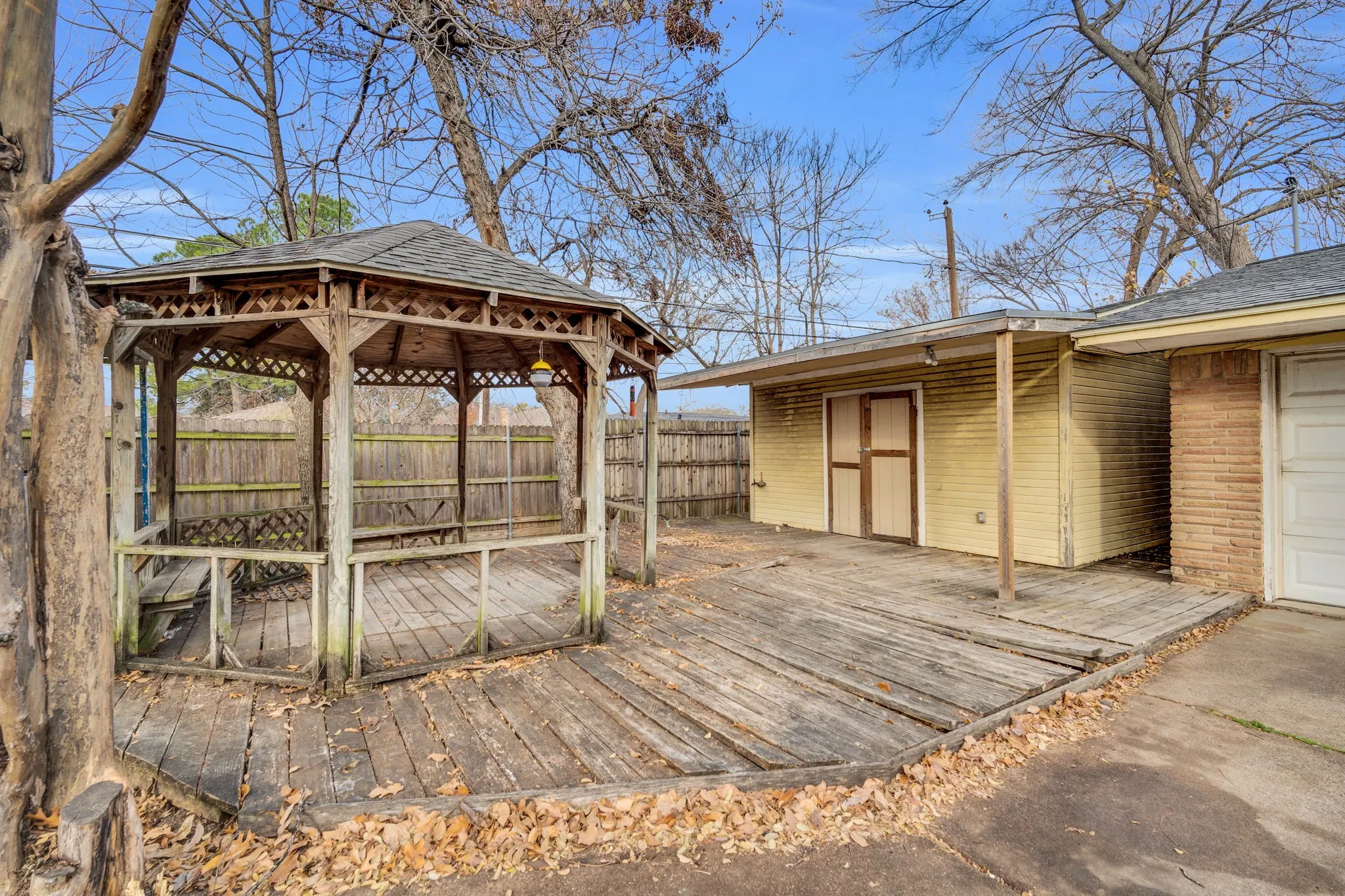 Single Family Residence For Sale in Tarrant County , 1320 Apache Street, Arlington, Texas 76012, 3 Bedroom, 2 Bathroom, 2 Garage spaces, 2,086 Sqft, built in 1964, mls#21128753, Real Estate Agent in Arlington, Homes For Sale in Tarrant county, Homes For Sale in Arlington, Realtor in Arlington Texas, Real Estate Brokerage Independent Realty Texas, Luminita Cordes Realtor