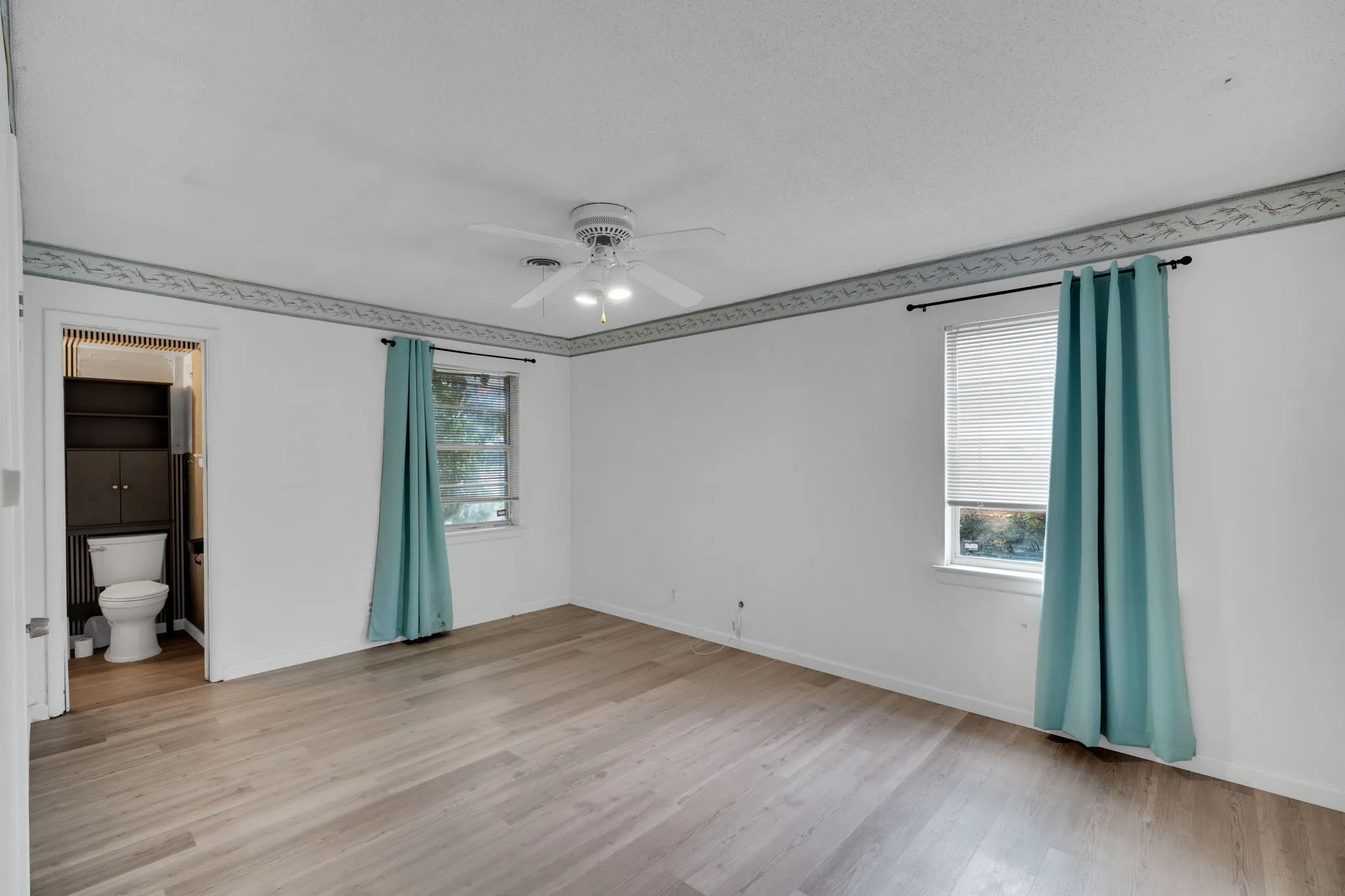 Single Family Residence For Sale in Tarrant County , 1320 Apache Street, Arlington, Texas 76012, 3 Bedroom, 2 Bathroom, 2 Garage spaces, 2,086 Sqft, built in 1964, mls#21128753, Real Estate Agent in Arlington, Homes For Sale in Tarrant county, Homes For Sale in Arlington, Realtor in Arlington Texas, Real Estate Brokerage Independent Realty Texas, Luminita Cordes Realtor