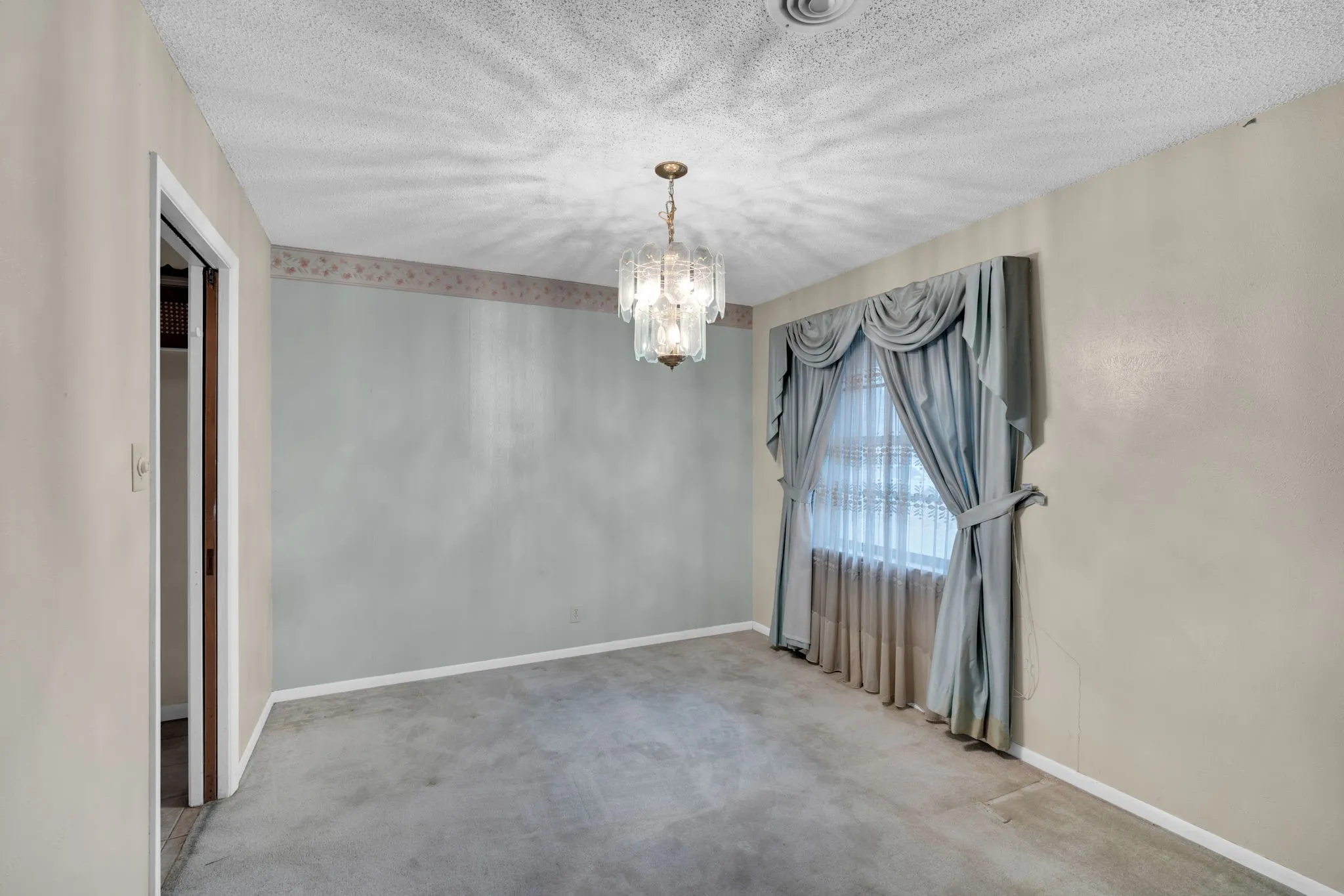 Single Family Residence For Sale in Tarrant County , 1320 Apache Street, Arlington, Texas 76012, 3 Bedroom, 2 Bathroom, 2 Garage spaces, 2,086 Sqft, built in 1964, mls#21128753, Real Estate Agent in Arlington, Homes For Sale in Tarrant county, Homes For Sale in Arlington, Realtor in Arlington Texas, Real Estate Brokerage Independent Realty Texas, Luminita Cordes Realtor