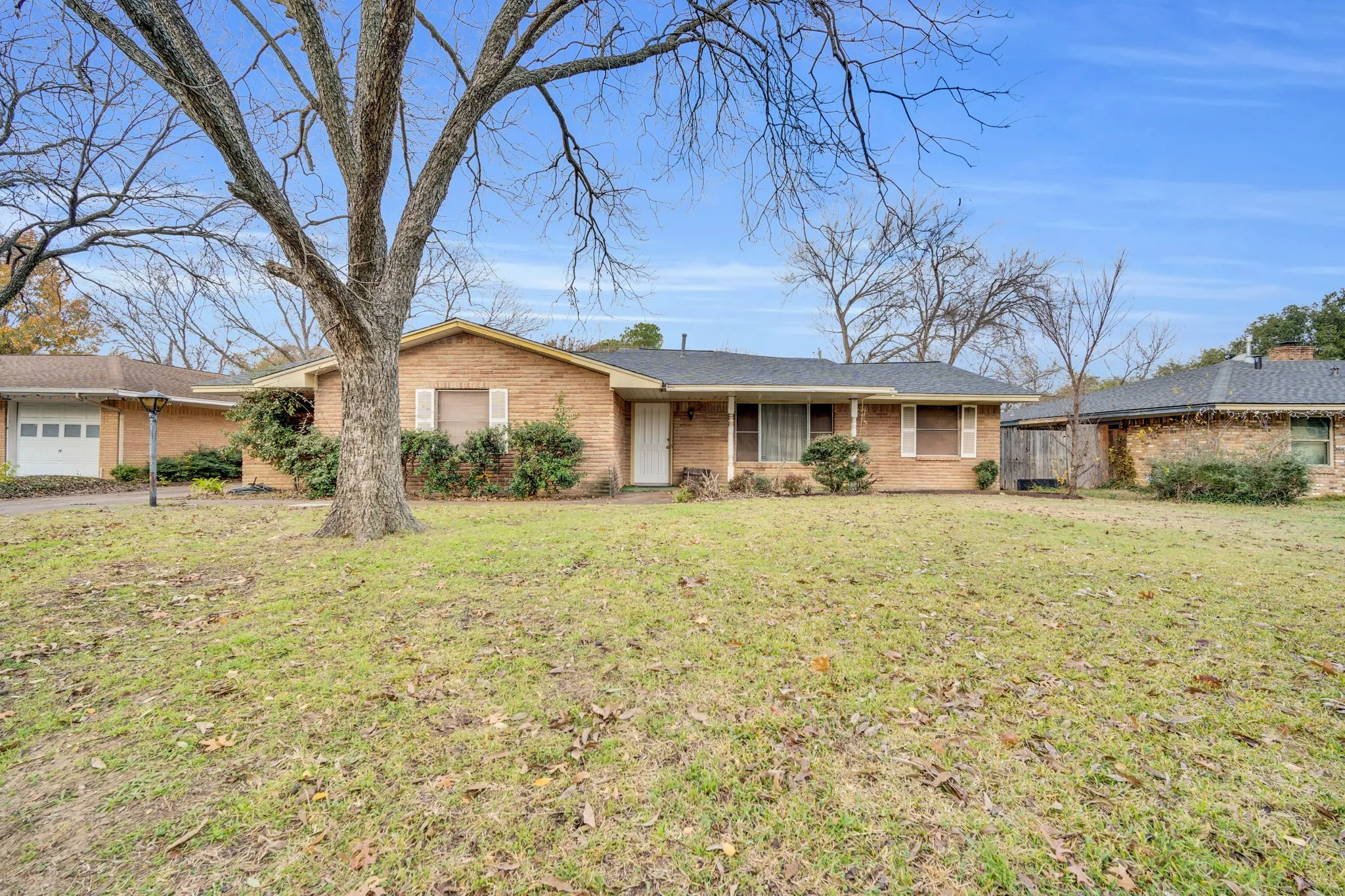Single Family Residence For Sale in Tarrant County , 1320 Apache Street, Arlington, Texas 76012, 3 Bedroom, 2 Bathroom, 2 Garage spaces, 2,086 Sqft, built in 1964, mls#21128753, Real Estate Agent in Arlington, Homes For Sale in Tarrant county, Homes For Sale in Arlington, Realtor in Arlington Texas, Real Estate Brokerage Independent Realty Texas, Luminita Cordes Realtor