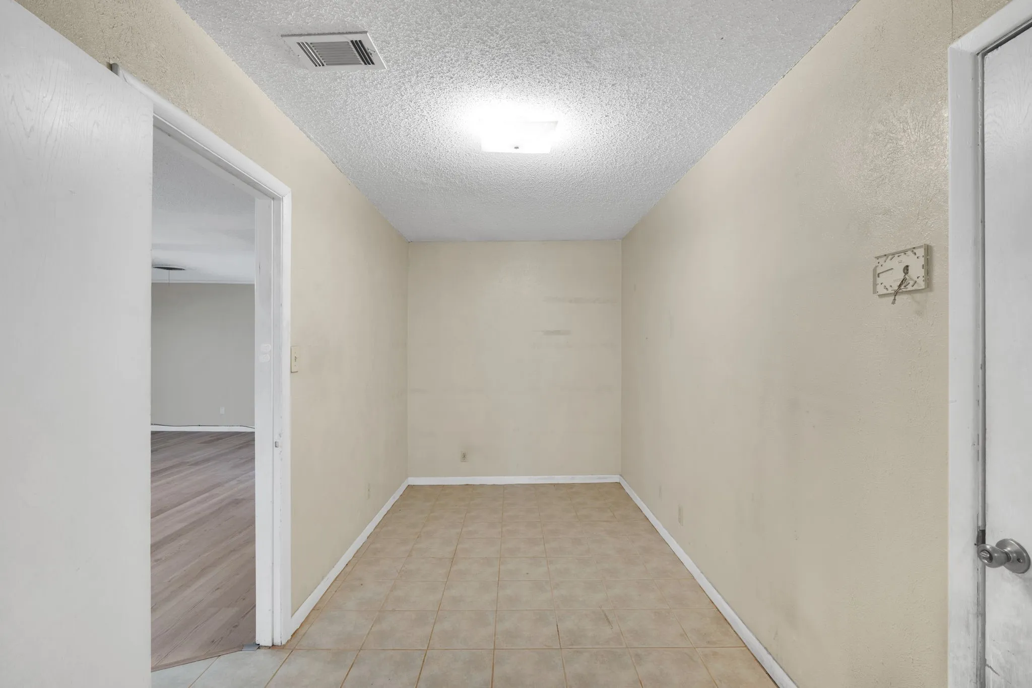 Single Family Residence For Sale in Tarrant County , 1320 Apache Street, Arlington, Texas 76012, 3 Bedroom, 2 Bathroom, 2 Garage spaces, 2,086 Sqft, built in 1964, mls#21128753, Real Estate Agent in Arlington, Homes For Sale in Tarrant county, Homes For Sale in Arlington, Realtor in Arlington Texas, Real Estate Brokerage Independent Realty Texas, Luminita Cordes Realtor