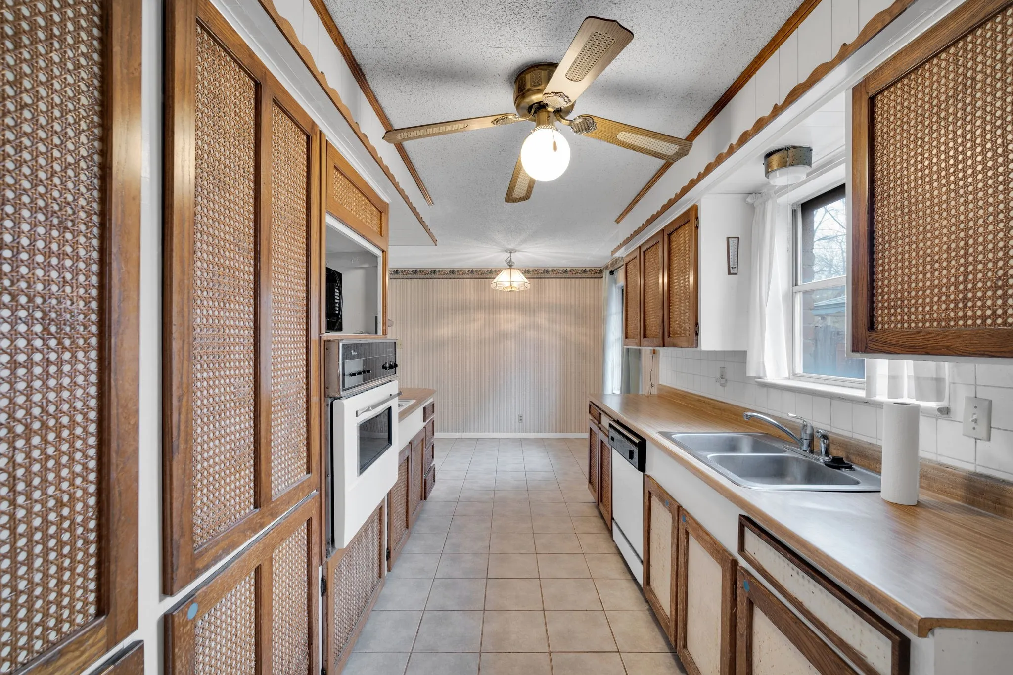 Single Family Residence For Sale in Tarrant County , 1320 Apache Street, Arlington, Texas 76012, 3 Bedroom, 2 Bathroom, 2 Garage spaces, 2,086 Sqft, built in 1964, mls#21128753, Real Estate Agent in Arlington, Homes For Sale in Tarrant county, Homes For Sale in Arlington, Realtor in Arlington Texas, Real Estate Brokerage Independent Realty Texas, Luminita Cordes Realtor