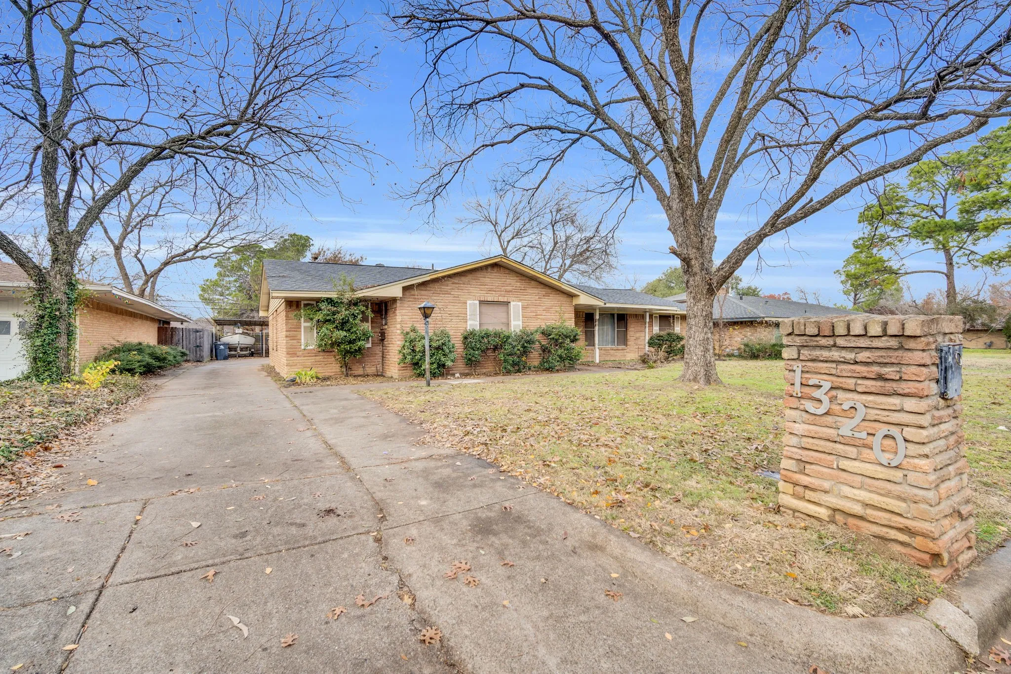 Single Family Residence For Sale in Tarrant County , 1320 Apache Street, Arlington, Texas 76012, 3 Bedroom, 2 Bathroom, 2 Garage spaces, 2,086 Sqft, built in 1964, mls#21128753, Real Estate Agent in Arlington, Homes For Sale in Tarrant county, Homes For Sale in Arlington, Realtor in Arlington Texas, Real Estate Brokerage Independent Realty Texas, Luminita Cordes Realtor