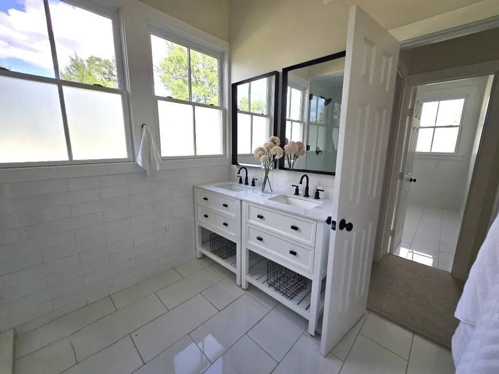 Single Family Residence For Sale in Henderson County , 4521 W Cove Court, Malakoff, Texas 75148, 5 Bedroom, 7 Bathroom, Garage spaces, 4,502 Sqft, built in 2016, mls#21128764, Real Estate Agent in Malakoff, Homes For Sale in Henderson county, Homes For Sale in Malakoff, Realtor in Malakoff Texas, Real Estate Brokerage Independent Realty Texas, Luminita Cordes Realtor