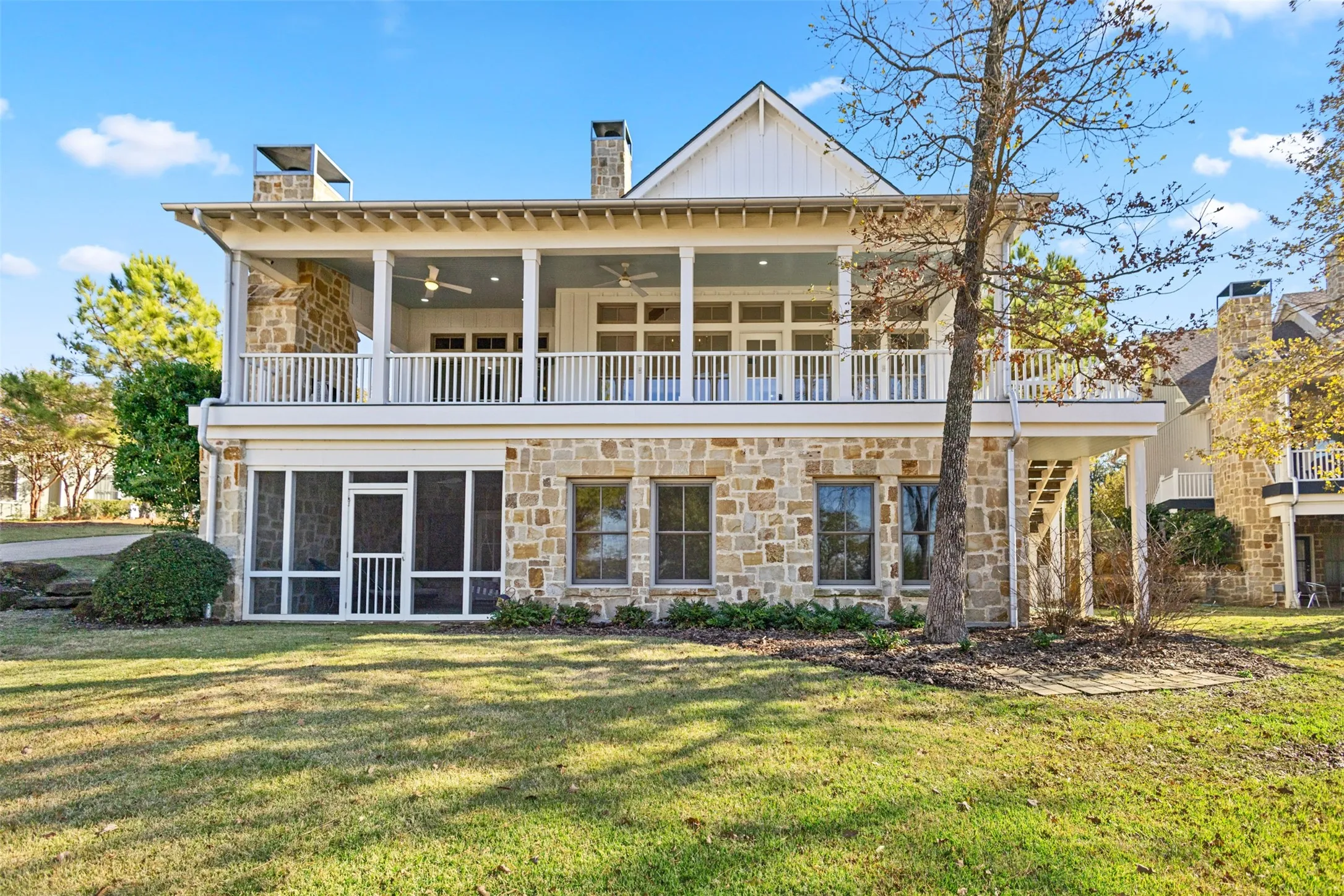 Single Family Residence For Sale in Henderson County , 4521 W Cove Court, Malakoff, Texas 75148, 5 Bedroom, 7 Bathroom, Garage spaces, 4,502 Sqft, built in 2016, mls#21128764, Real Estate Agent in Malakoff, Homes For Sale in Henderson county, Homes For Sale in Malakoff, Realtor in Malakoff Texas, Real Estate Brokerage Independent Realty Texas, Luminita Cordes Realtor