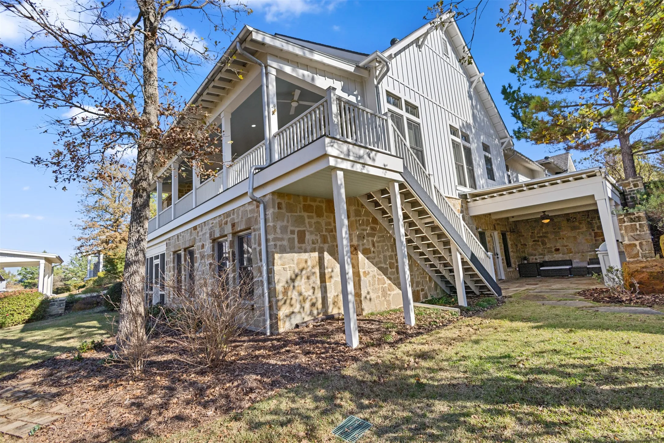 Single Family Residence For Sale in Henderson County , 4521 W Cove Court, Malakoff, Texas 75148, 5 Bedroom, 7 Bathroom, Garage spaces, 4,502 Sqft, built in 2016, mls#21128764, Real Estate Agent in Malakoff, Homes For Sale in Henderson county, Homes For Sale in Malakoff, Realtor in Malakoff Texas, Real Estate Brokerage Independent Realty Texas, Luminita Cordes Realtor