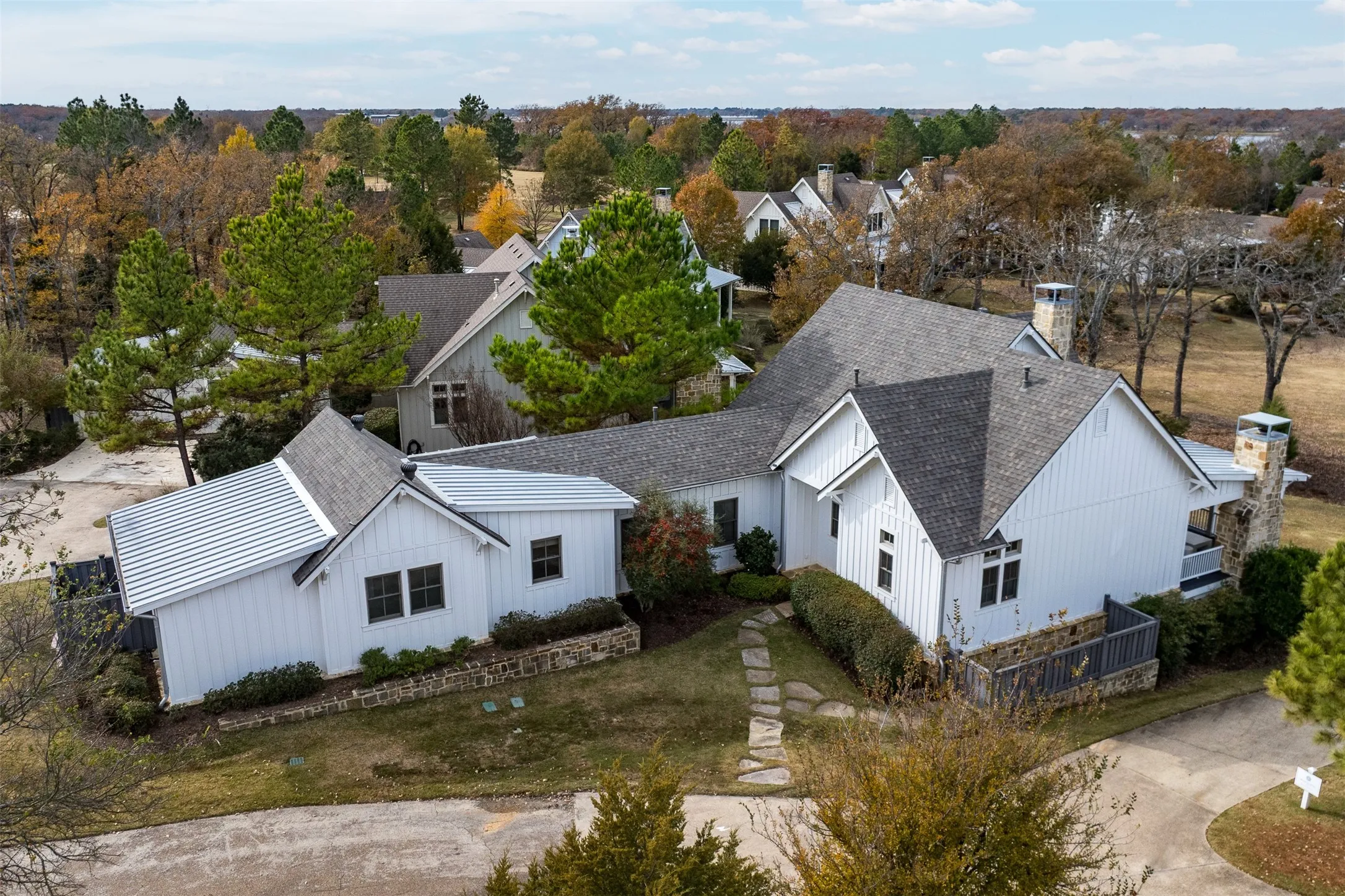 Single Family Residence For Sale in Henderson County , 4521 W Cove Court, Malakoff, Texas 75148, 5 Bedroom, 7 Bathroom, Garage spaces, 4,502 Sqft, built in 2016, mls#21128764, Real Estate Agent in Malakoff, Homes For Sale in Henderson county, Homes For Sale in Malakoff, Realtor in Malakoff Texas, Real Estate Brokerage Independent Realty Texas, Luminita Cordes Realtor