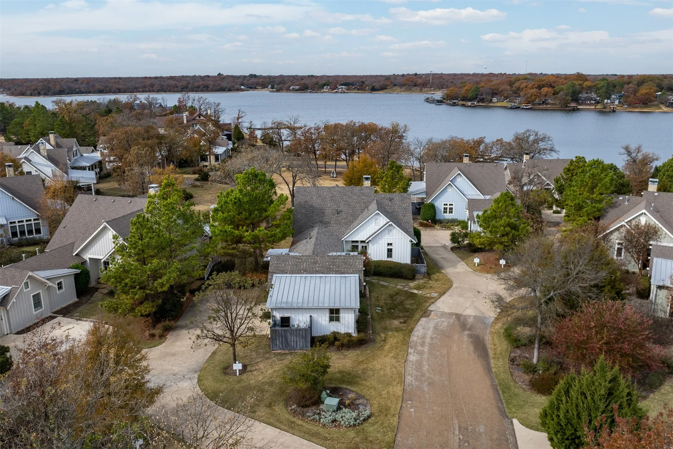 Single Family Residence For Sale in Henderson County , 4521 W Cove Court, Malakoff, Texas 75148, 5 Bedroom, 7 Bathroom, Garage spaces, 4,502 Sqft, built in 2016, mls#21128764, Real Estate Agent in Malakoff, Homes For Sale in Henderson county, Homes For Sale in Malakoff, Realtor in Malakoff Texas, Real Estate Brokerage Independent Realty Texas, Luminita Cordes Realtor