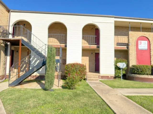 Condominium For Sale in Tarrant County , 6000 Westridge Lane 802, Fort Worth, Texas 76116, 3 Bedroom, 2 Bathroom, Garage spaces, 1,764 Sqft, built in 1969, Preowned, mls#21128667, Real Estate Agent in Fort Worth, Homes For Sale in Tarrant county, Homes For Sale in Fort Worth, Realtor in Fort Worth Texas, Real Estate Brokerage Independent Realty Texas, Luminita Cordes Realtor