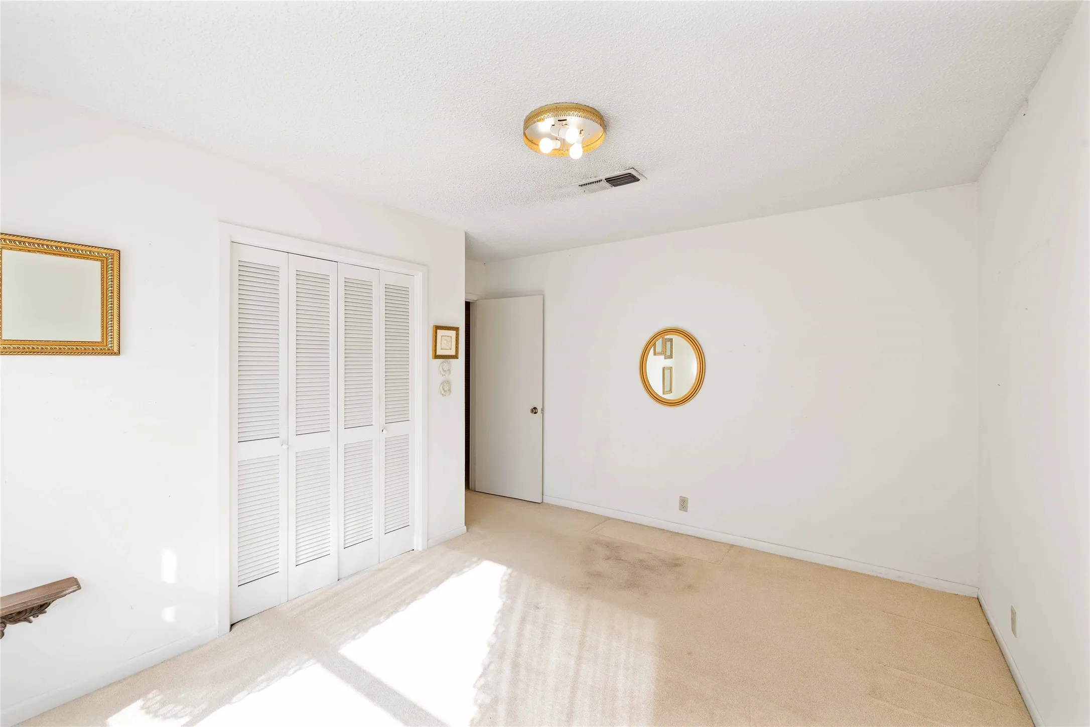 Bedroom with natural lighing