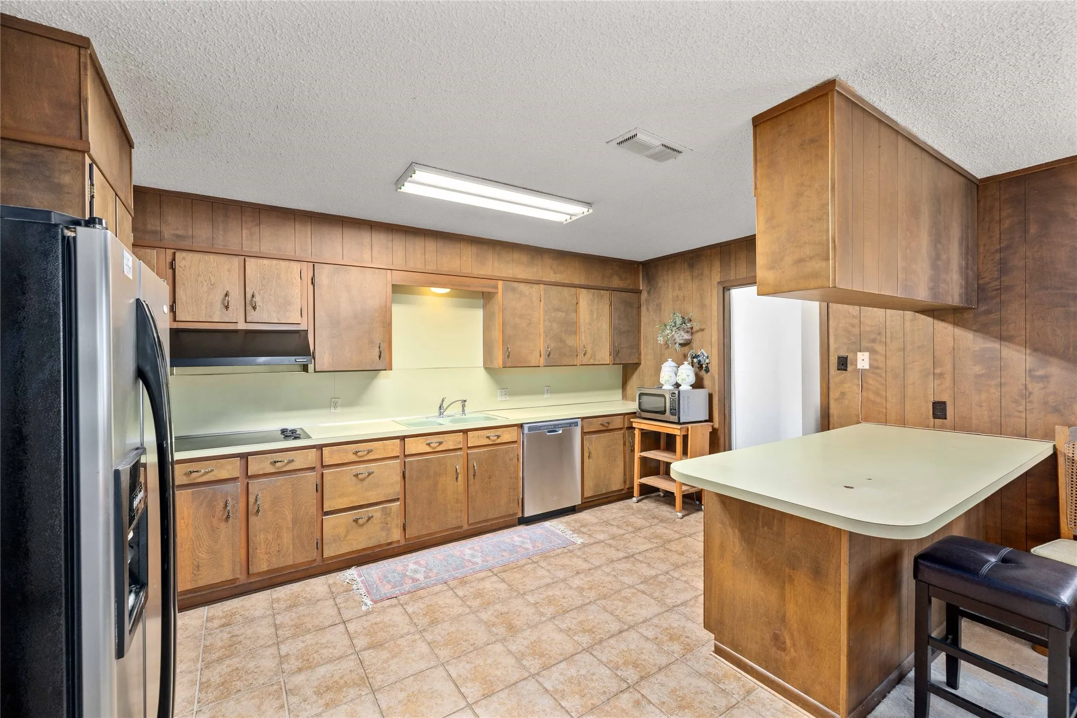 Kitchen with bar