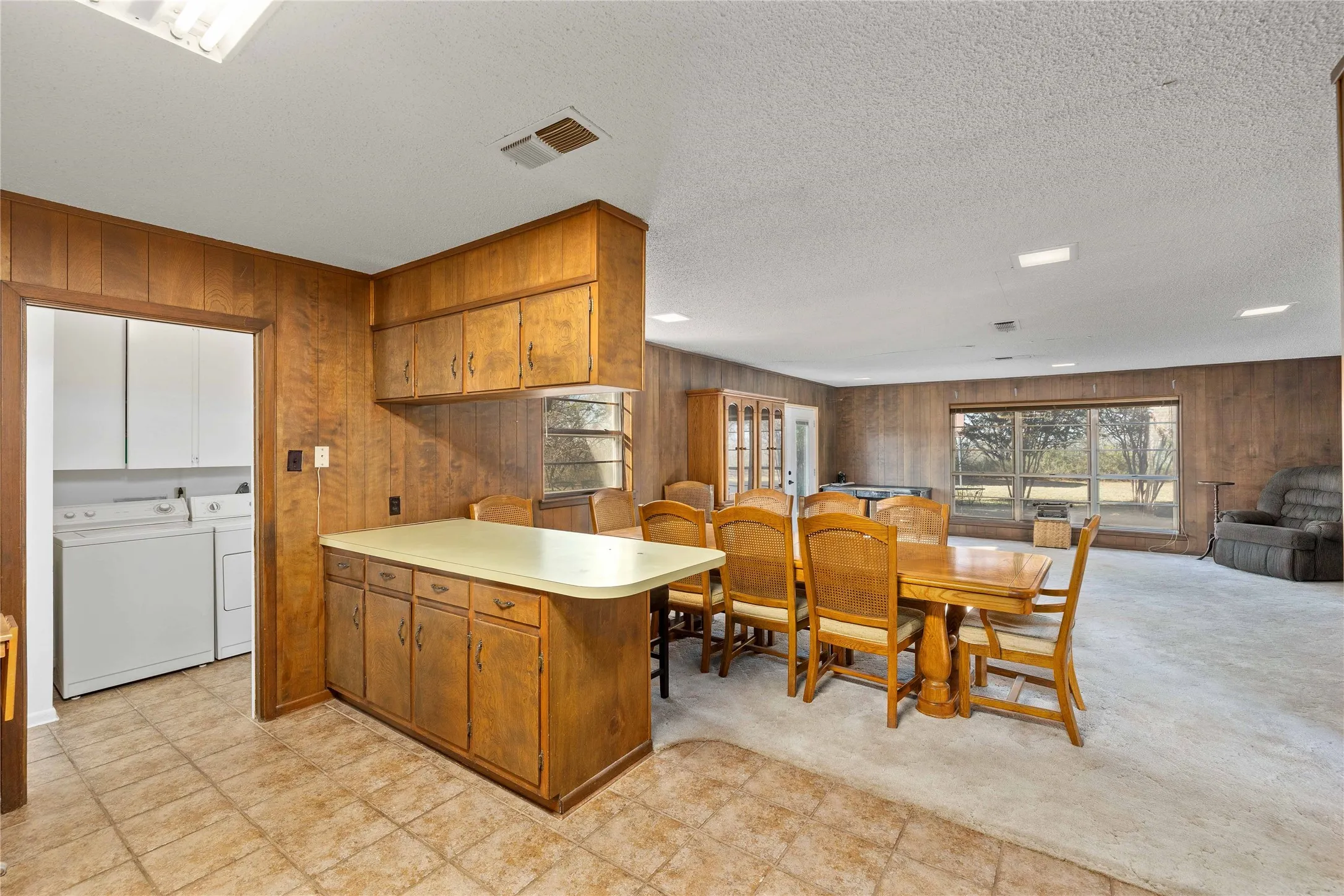Kitchen with bar