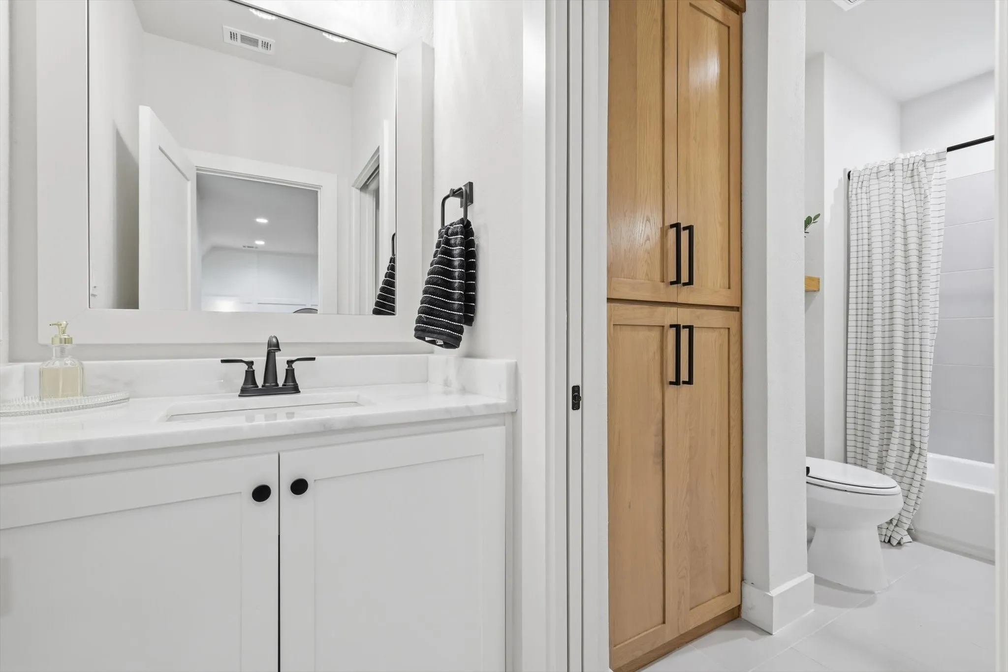 Upstairs Full bathroom with split sinks