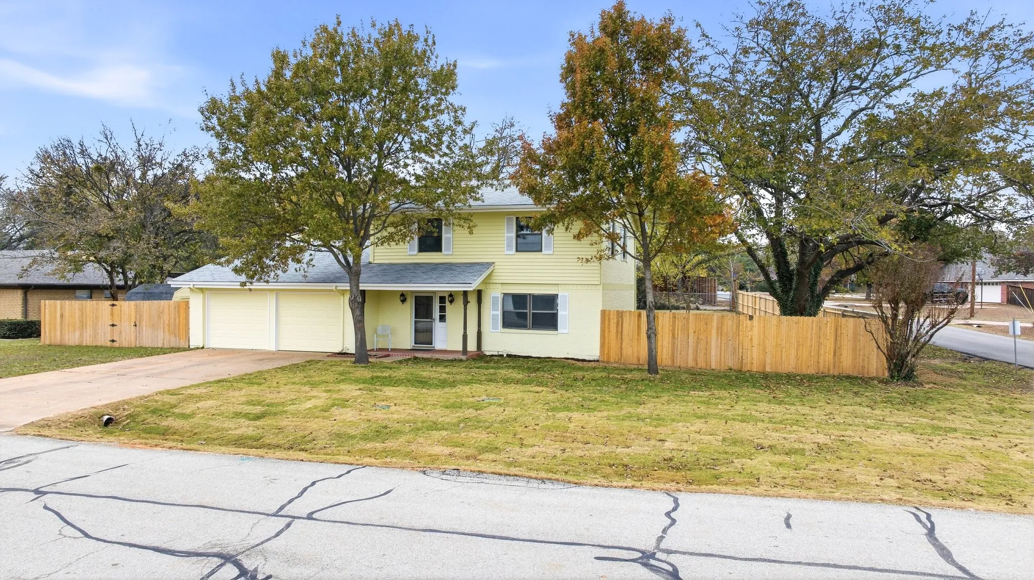 Single Family Residence For Sale in Hood County , 5600 Choctaw Drive, Granbury, Texas 76049, 4 Bedroom, 4 Bathroom, 2 Garage spaces, 2,074 Sqft, built in 1975, mls#21126767, Real Estate Agent in Granbury, Homes For Sale in Hood county, Homes For Sale in Granbury, Realtor in Granbury Texas, Real Estate Brokerage Independent Realty Texas, Luminita Cordes Realtor