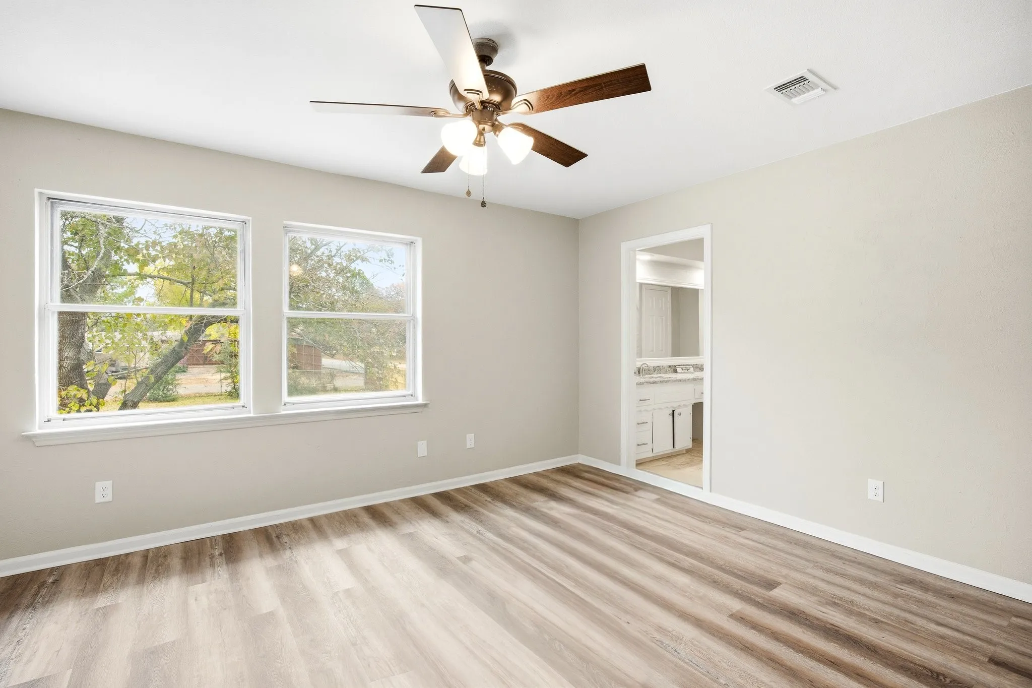Single Family Residence For Sale in Hood County , 5600 Choctaw Drive, Granbury, Texas 76049, 4 Bedroom, 4 Bathroom, 2 Garage spaces, 2,074 Sqft, built in 1975, mls#21126767, Real Estate Agent in Granbury, Homes For Sale in Hood county, Homes For Sale in Granbury, Realtor in Granbury Texas, Real Estate Brokerage Independent Realty Texas, Luminita Cordes Realtor
