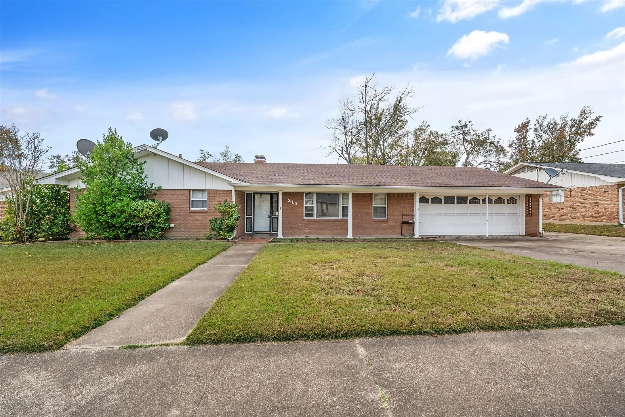 Single Family Residence For Sale in Smith County , 213 E Sheridan, Tyler, Texas 75701, 2 Bedrooms, 2 Bathrooms, 2 Garage spaces, 1,819 Sqft, built in 1962, Price $185,000, mls#21128863, Real Estate Agent in Tyler, Homes For Sale in Smith county, Homes For Sale in Tyler, Realtor in Tyler Texas, Real Estate Brokerage Independent Realty Texas, Luminita Cordes Realtor