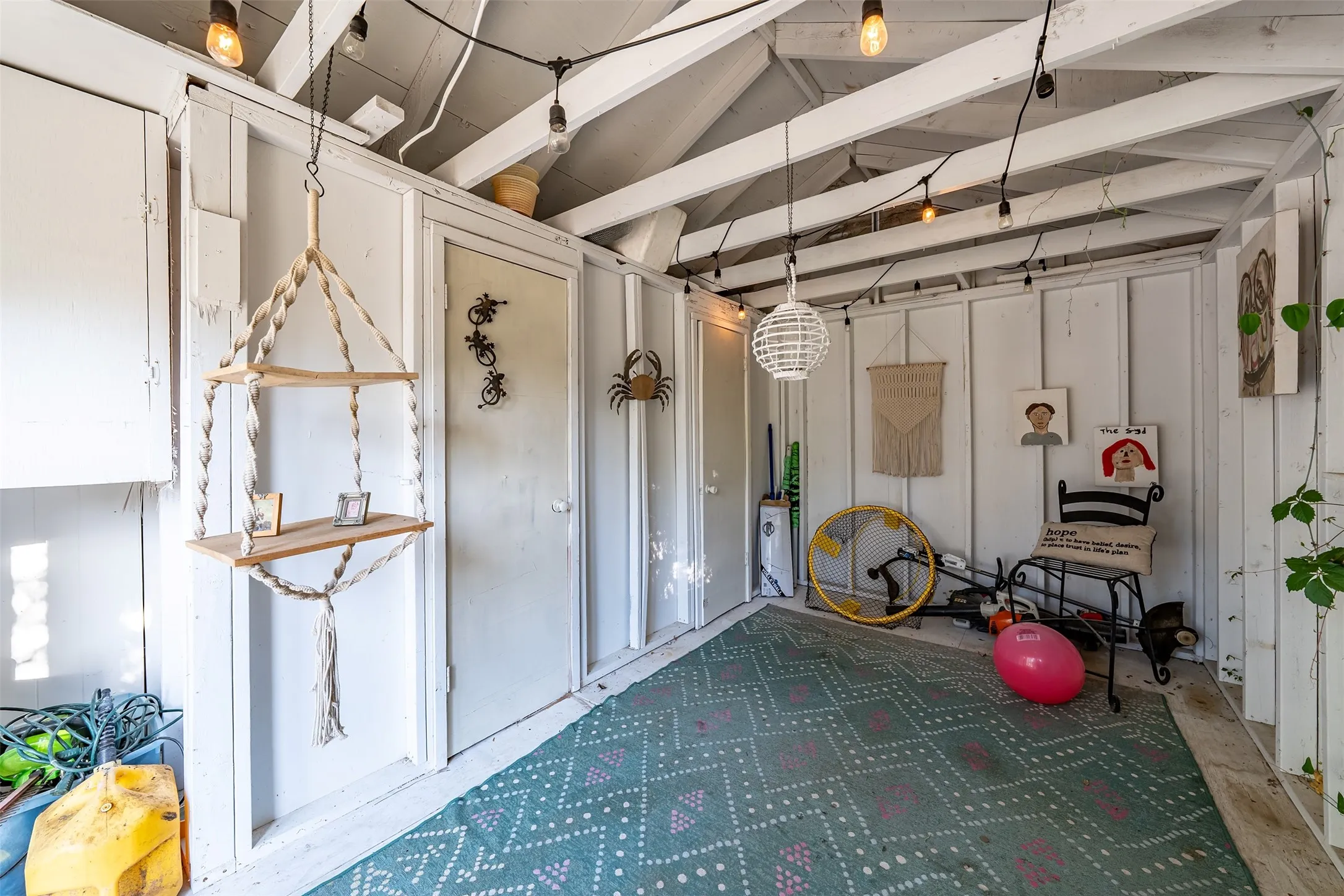 Single Family Residence For Sale in Smith County , 3020 Meadowlark, Tyler, Texas 75701, 3 Bedrooms, 2 Bathrooms, 1 Garage spaces, 1,919 Sqft, built in 1959, Price $325,000, mls#21128897, Real Estate Agent in Tyler, Homes For Sale in Smith county, Homes For Sale in Tyler, Realtor in Tyler Texas, Real Estate Brokerage Independent Realty Texas, Luminita Cordes Realtor