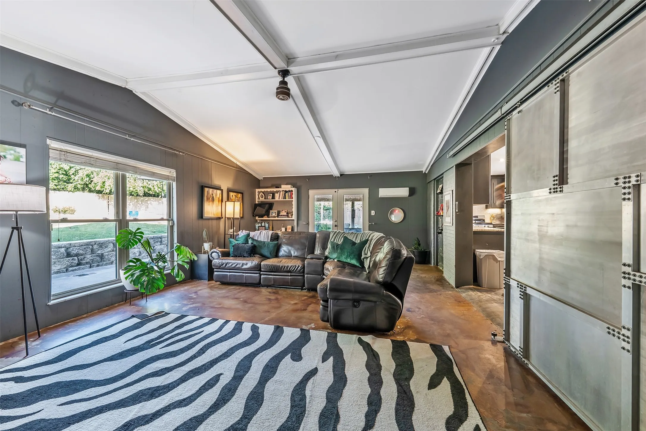 Single Family Residence For Sale in Smith County , 3020 Meadowlark, Tyler, Texas 75701, 3 Bedrooms, 2 Bathrooms, 1 Garage spaces, 1,919 Sqft, built in 1959, Price $325,000, mls#21128897, Real Estate Agent in Tyler, Homes For Sale in Smith county, Homes For Sale in Tyler, Realtor in Tyler Texas, Real Estate Brokerage Independent Realty Texas, Luminita Cordes Realtor