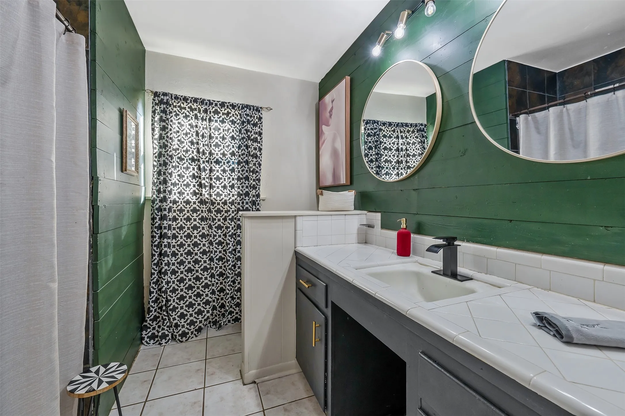 Single Family Residence For Sale in Smith County , 3020 Meadowlark, Tyler, Texas 75701, 3 Bedrooms, 2 Bathrooms, 1 Garage spaces, 1,919 Sqft, built in 1959, Price $325,000, mls#21128897, Real Estate Agent in Tyler, Homes For Sale in Smith county, Homes For Sale in Tyler, Realtor in Tyler Texas, Real Estate Brokerage Independent Realty Texas, Luminita Cordes Realtor
