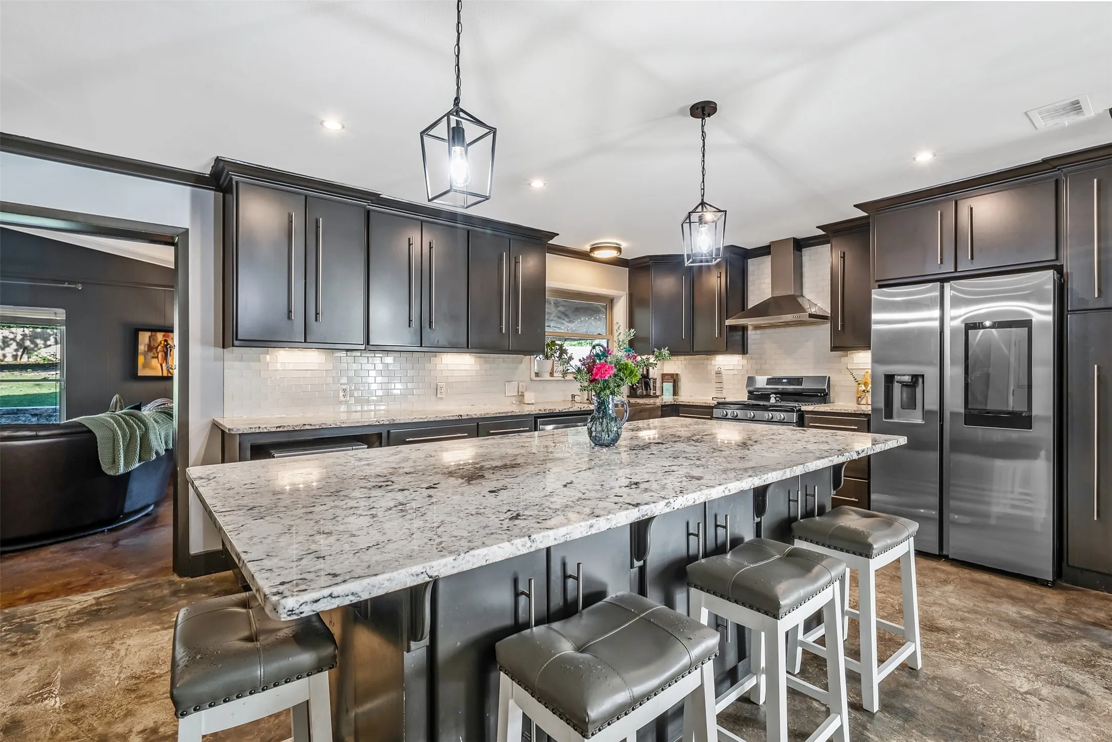 Single Family Residence For Sale in Smith County , 3020 Meadowlark, Tyler, Texas 75701, 3 Bedrooms, 2 Bathrooms, 1 Garage spaces, 1,919 Sqft, built in 1959, Price $325,000, mls#21128897, Real Estate Agent in Tyler, Homes For Sale in Smith county, Homes For Sale in Tyler, Realtor in Tyler Texas, Real Estate Brokerage Independent Realty Texas, Luminita Cordes Realtor