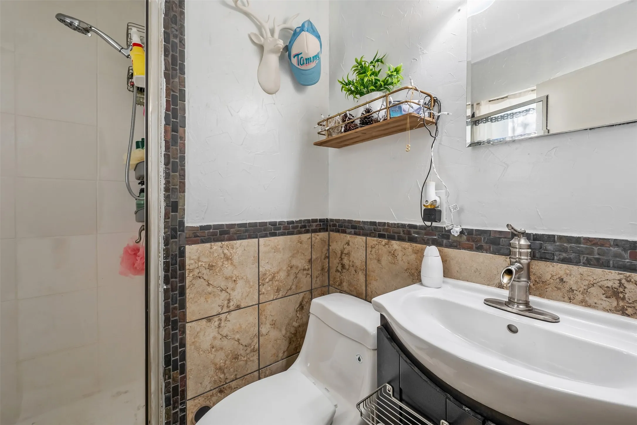 Single Family Residence For Sale in Smith County , 3020 Meadowlark, Tyler, Texas 75701, 3 Bedrooms, 2 Bathrooms, 1 Garage spaces, 1,919 Sqft, built in 1959, Price $325,000, mls#21128897, Real Estate Agent in Tyler, Homes For Sale in Smith county, Homes For Sale in Tyler, Realtor in Tyler Texas, Real Estate Brokerage Independent Realty Texas, Luminita Cordes Realtor