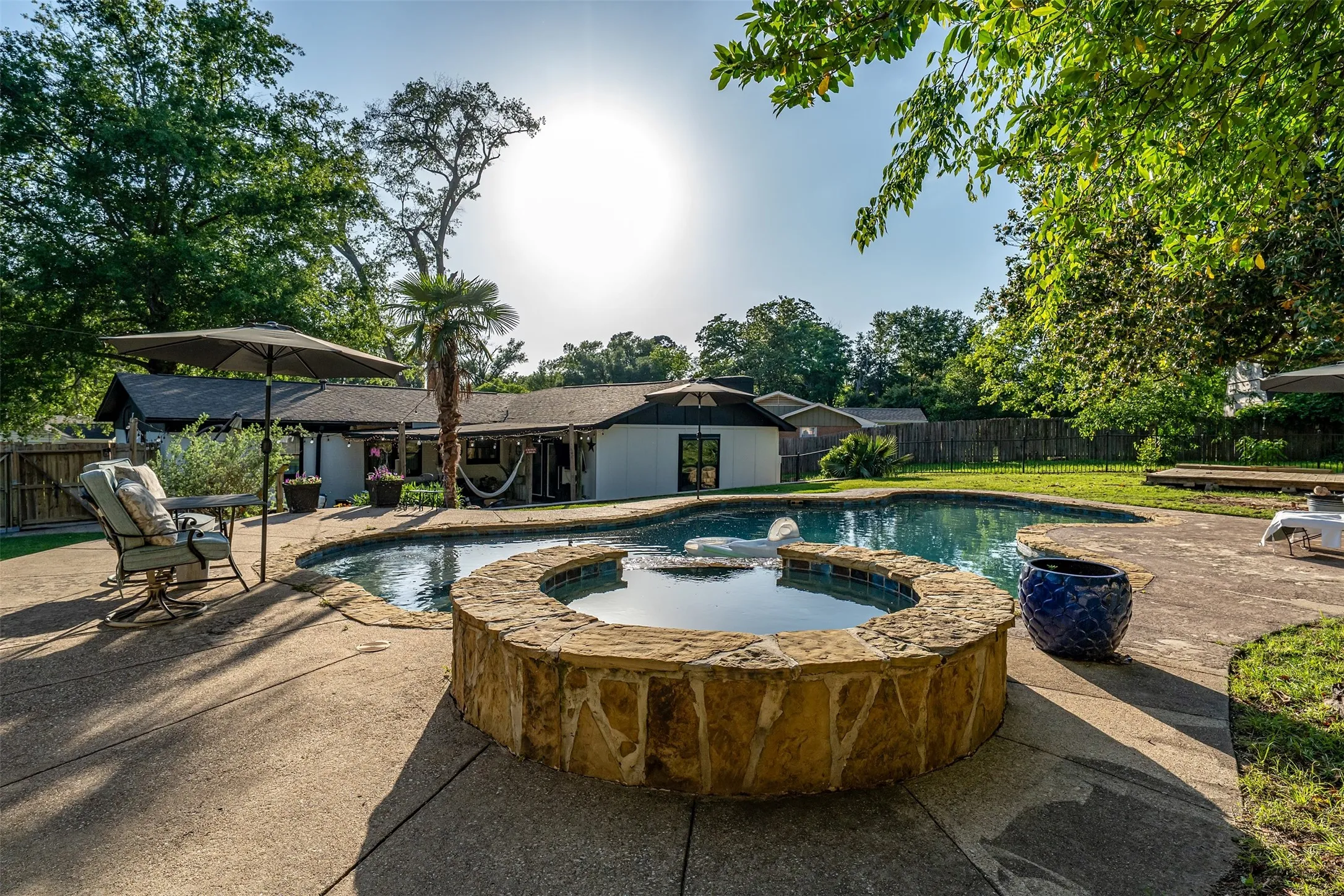 Single Family Residence For Sale in Smith County , 3020 Meadowlark, Tyler, Texas 75701, 3 Bedrooms, 2 Bathrooms, 1 Garage spaces, 1,919 Sqft, built in 1959, Price $325,000, mls#21128897, Real Estate Agent in Tyler, Homes For Sale in Smith county, Homes For Sale in Tyler, Realtor in Tyler Texas, Real Estate Brokerage Independent Realty Texas, Luminita Cordes Realtor
