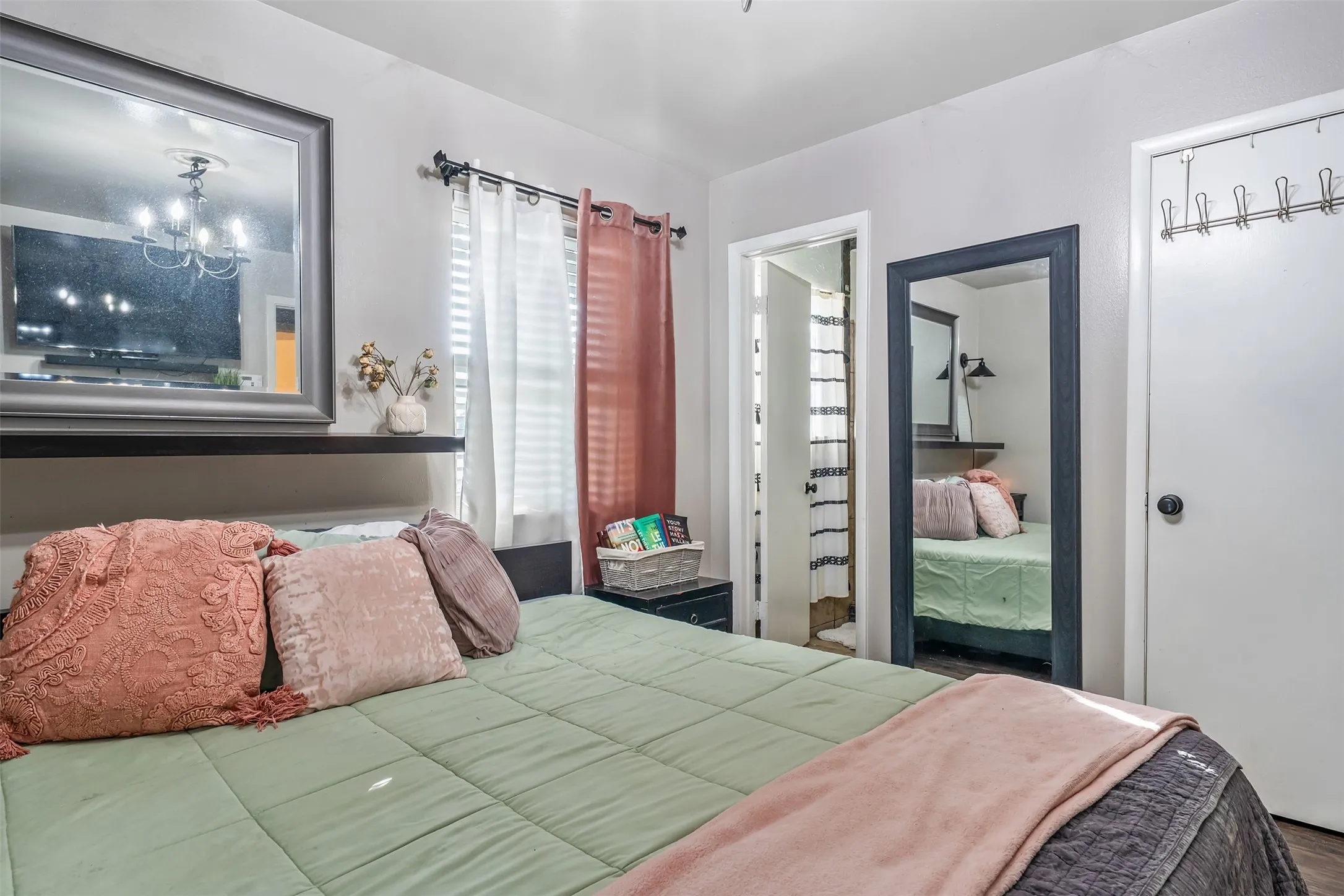 Single Family Residence For Sale in Smith County , 3020 Meadowlark, Tyler, Texas 75701, 3 Bedrooms, 2 Bathrooms, 1 Garage spaces, 1,919 Sqft, built in 1959, Price $325,000, mls#21128897, Real Estate Agent in Tyler, Homes For Sale in Smith county, Homes For Sale in Tyler, Realtor in Tyler Texas, Real Estate Brokerage Independent Realty Texas, Luminita Cordes Realtor