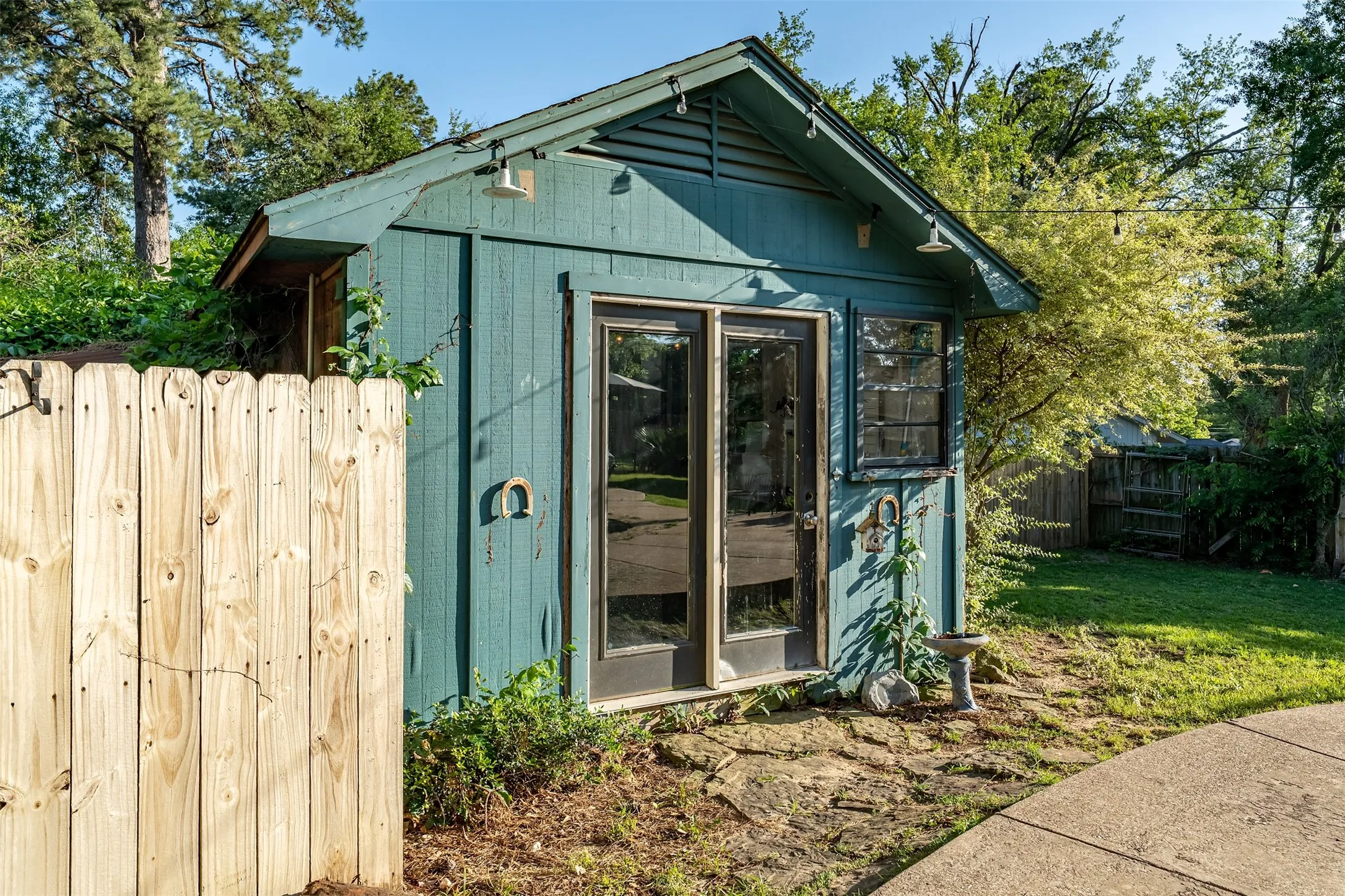 Single Family Residence For Sale in Smith County , 3020 Meadowlark, Tyler, Texas 75701, 3 Bedrooms, 2 Bathrooms, 1 Garage spaces, 1,919 Sqft, built in 1959, Price $325,000, mls#21128897, Real Estate Agent in Tyler, Homes For Sale in Smith county, Homes For Sale in Tyler, Realtor in Tyler Texas, Real Estate Brokerage Independent Realty Texas, Luminita Cordes Realtor