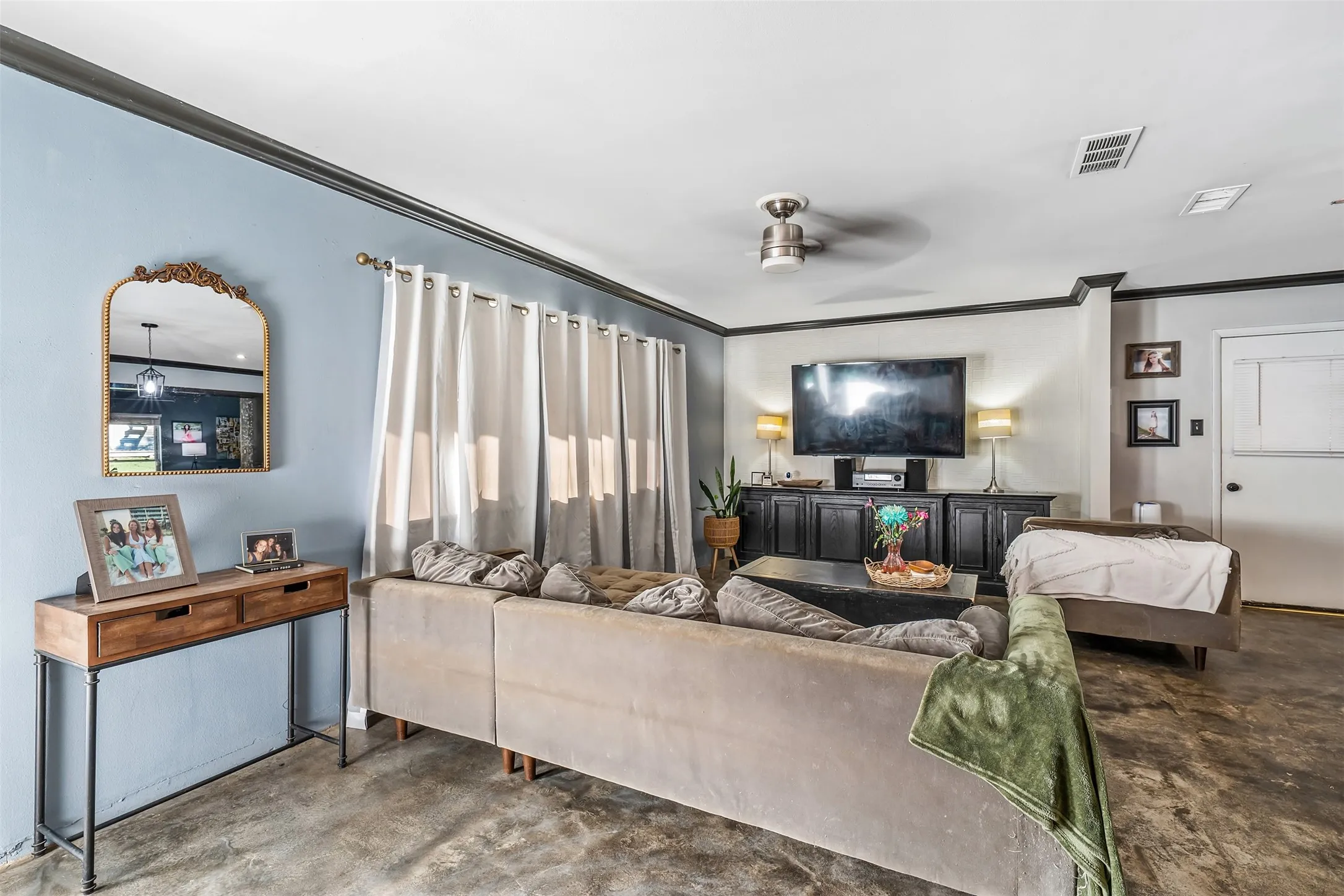 Single Family Residence For Sale in Smith County , 3020 Meadowlark, Tyler, Texas 75701, 3 Bedrooms, 2 Bathrooms, 1 Garage spaces, 1,919 Sqft, built in 1959, Price $325,000, mls#21128897, Real Estate Agent in Tyler, Homes For Sale in Smith county, Homes For Sale in Tyler, Realtor in Tyler Texas, Real Estate Brokerage Independent Realty Texas, Luminita Cordes Realtor