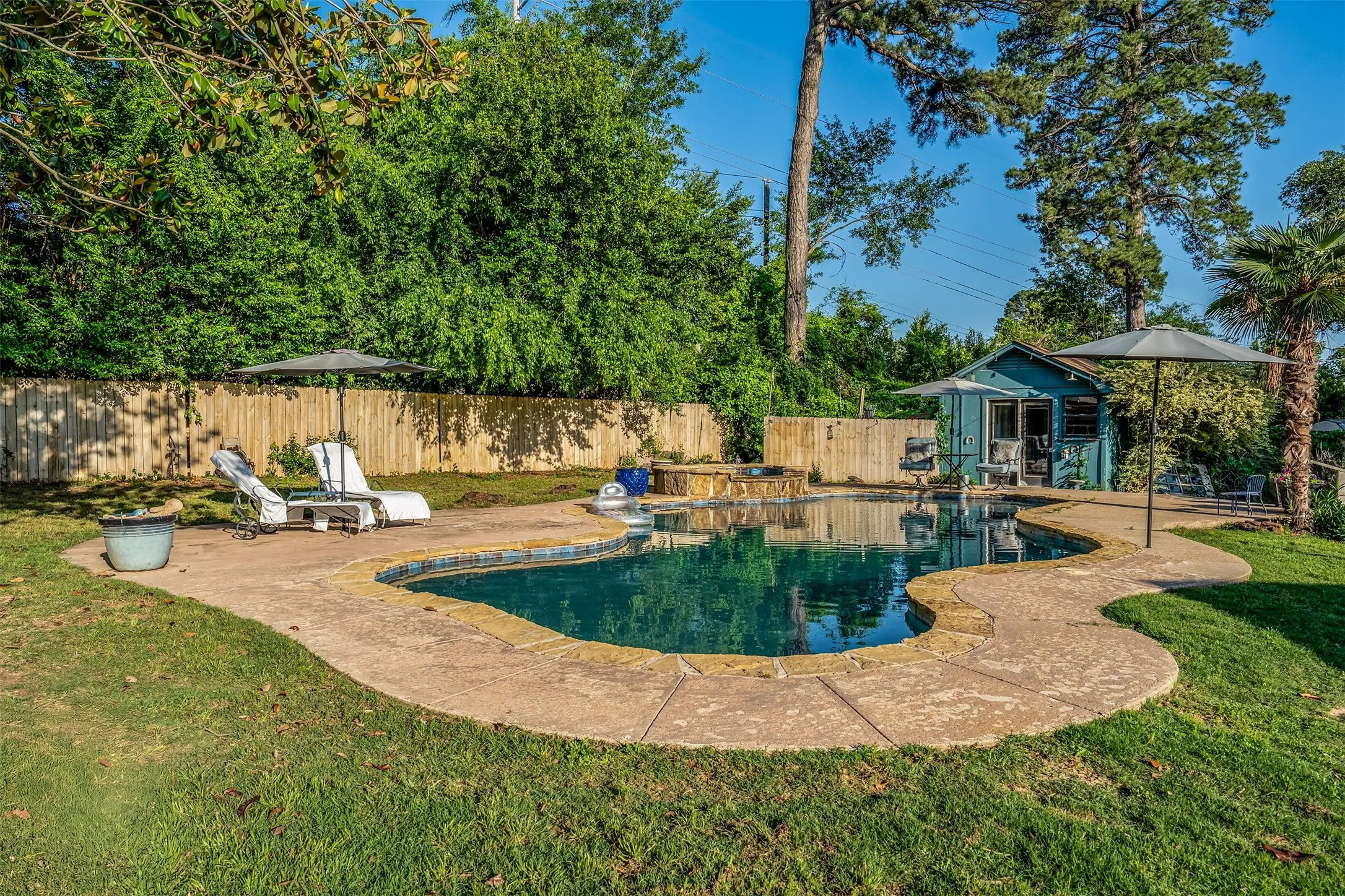 Single Family Residence For Sale in Smith County , 3020 Meadowlark, Tyler, Texas 75701, 3 Bedrooms, 2 Bathrooms, 1 Garage spaces, 1,919 Sqft, built in 1959, Price $325,000, mls#21128897, Real Estate Agent in Tyler, Homes For Sale in Smith county, Homes For Sale in Tyler, Realtor in Tyler Texas, Real Estate Brokerage Independent Realty Texas, Luminita Cordes Realtor