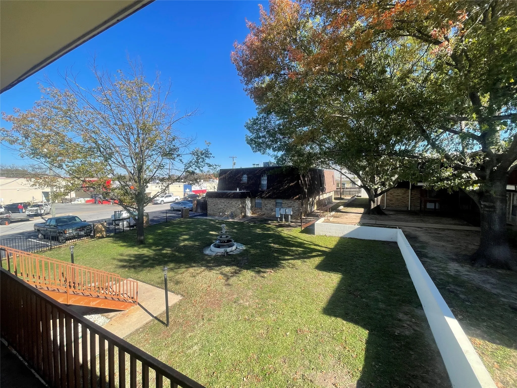 View of grassy yard