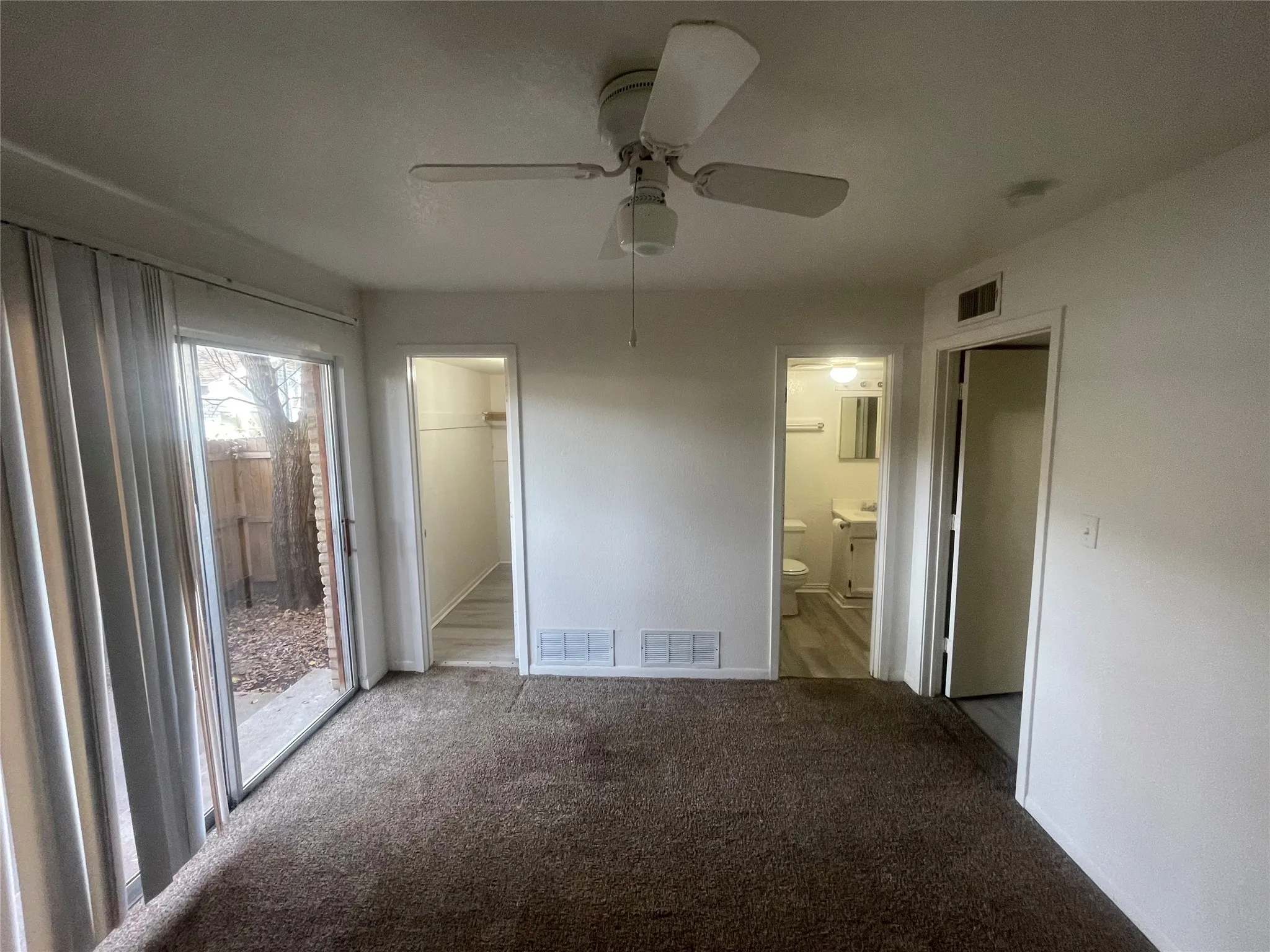 Unfurnished room with carpet flooring and ceiling fan