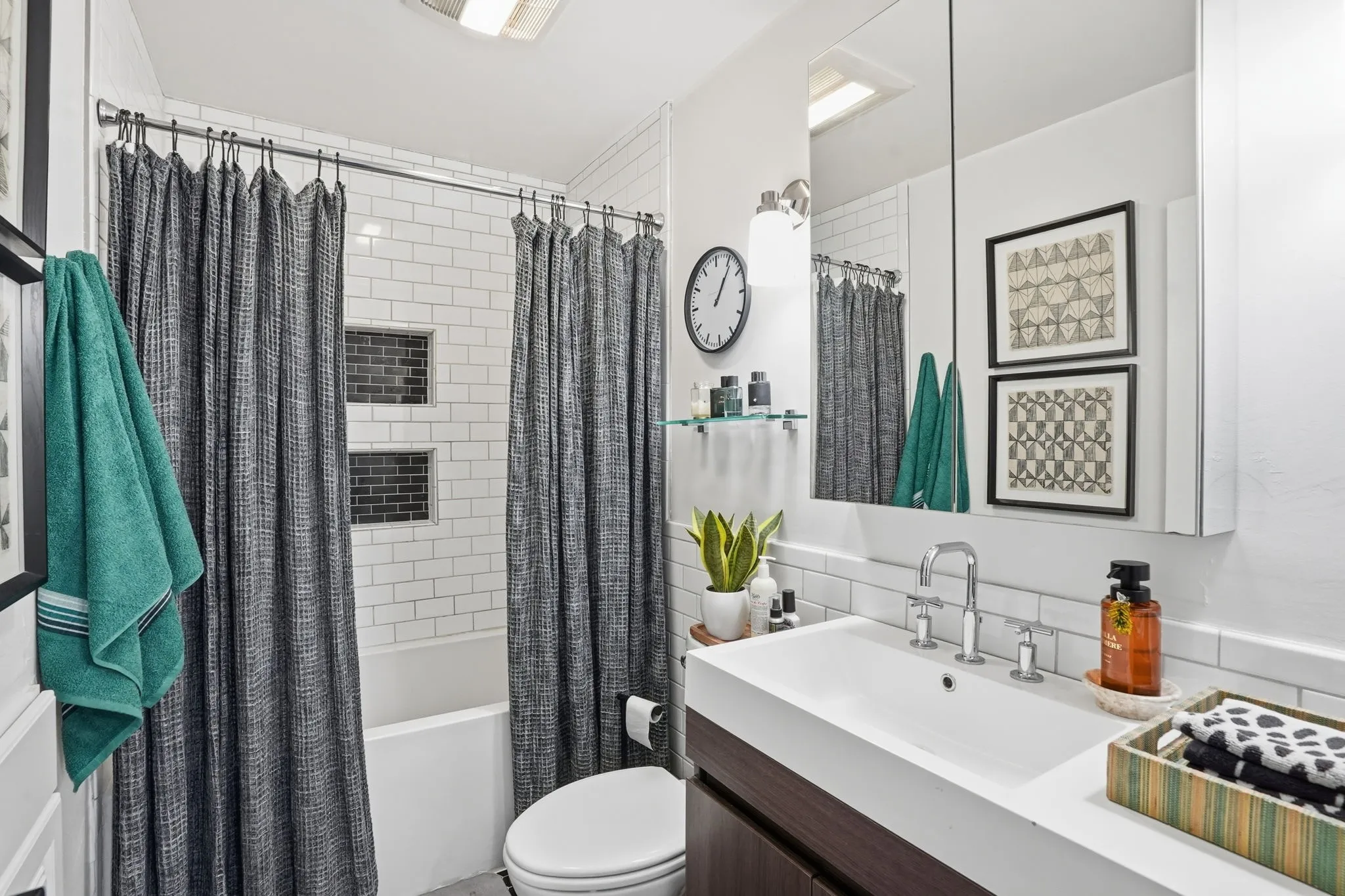 Single Family Residence For Sale in Tarrant County , 2824 Ryan Avenue, Fort Worth, Texas 76110, 2 Bedroom, 1 Bathroom, 2 Garage spaces, 1,109 Sqft, built in 1939, Preowned, mls#21094873, Real Estate Agent in Fort Worth, Homes For Sale in Tarrant county, Homes For Sale in Fort Worth, Realtor in Fort Worth Texas, Real Estate Brokerage Independent Realty Texas, Luminita Cordes Realtor