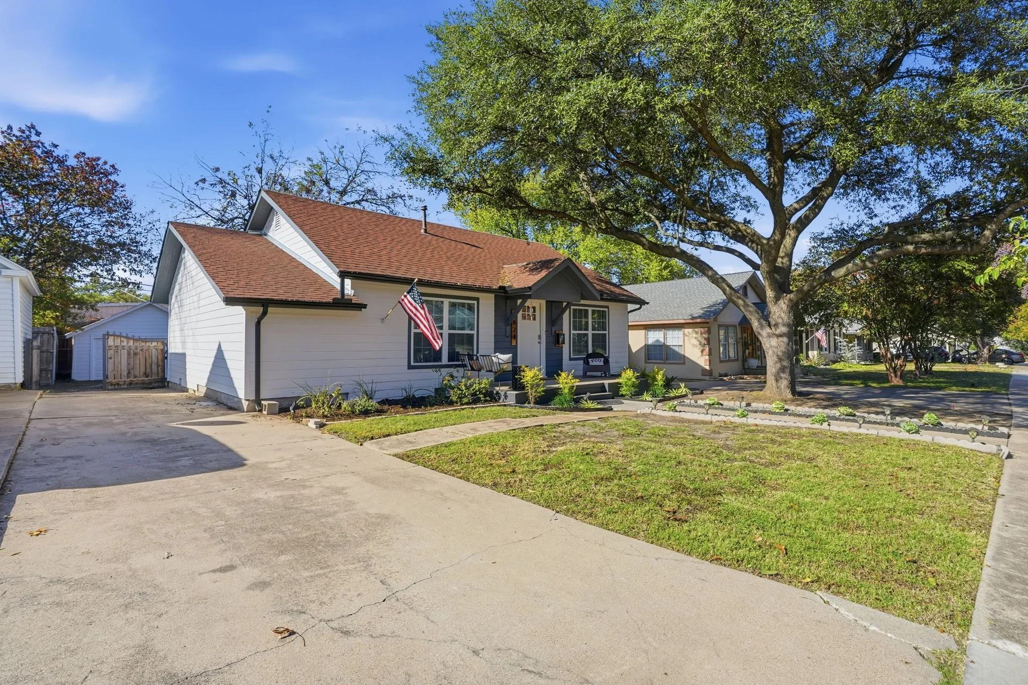 Single Family Residence For Sale in Tarrant County , 2824 Ryan Avenue, Fort Worth, Texas 76110, 2 Bedroom, 1 Bathroom, 2 Garage spaces, 1,109 Sqft, built in 1939, Preowned, mls#21094873, Real Estate Agent in Fort Worth, Homes For Sale in Tarrant county, Homes For Sale in Fort Worth, Realtor in Fort Worth Texas, Real Estate Brokerage Independent Realty Texas, Luminita Cordes Realtor
