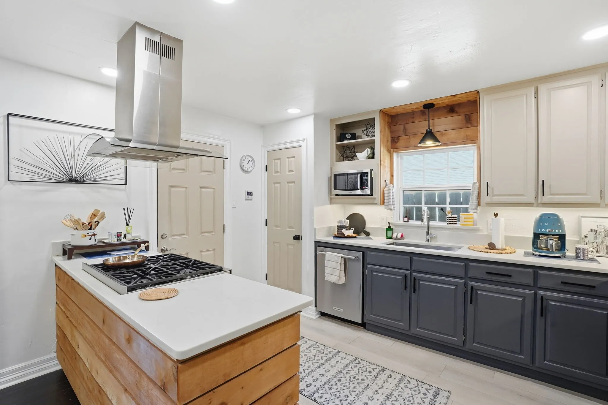 Single Family Residence For Sale in Tarrant County , 2824 Ryan Avenue, Fort Worth, Texas 76110, 2 Bedroom, 1 Bathroom, 2 Garage spaces, 1,109 Sqft, built in 1939, Preowned, mls#21094873, Real Estate Agent in Fort Worth, Homes For Sale in Tarrant county, Homes For Sale in Fort Worth, Realtor in Fort Worth Texas, Real Estate Brokerage Independent Realty Texas, Luminita Cordes Realtor