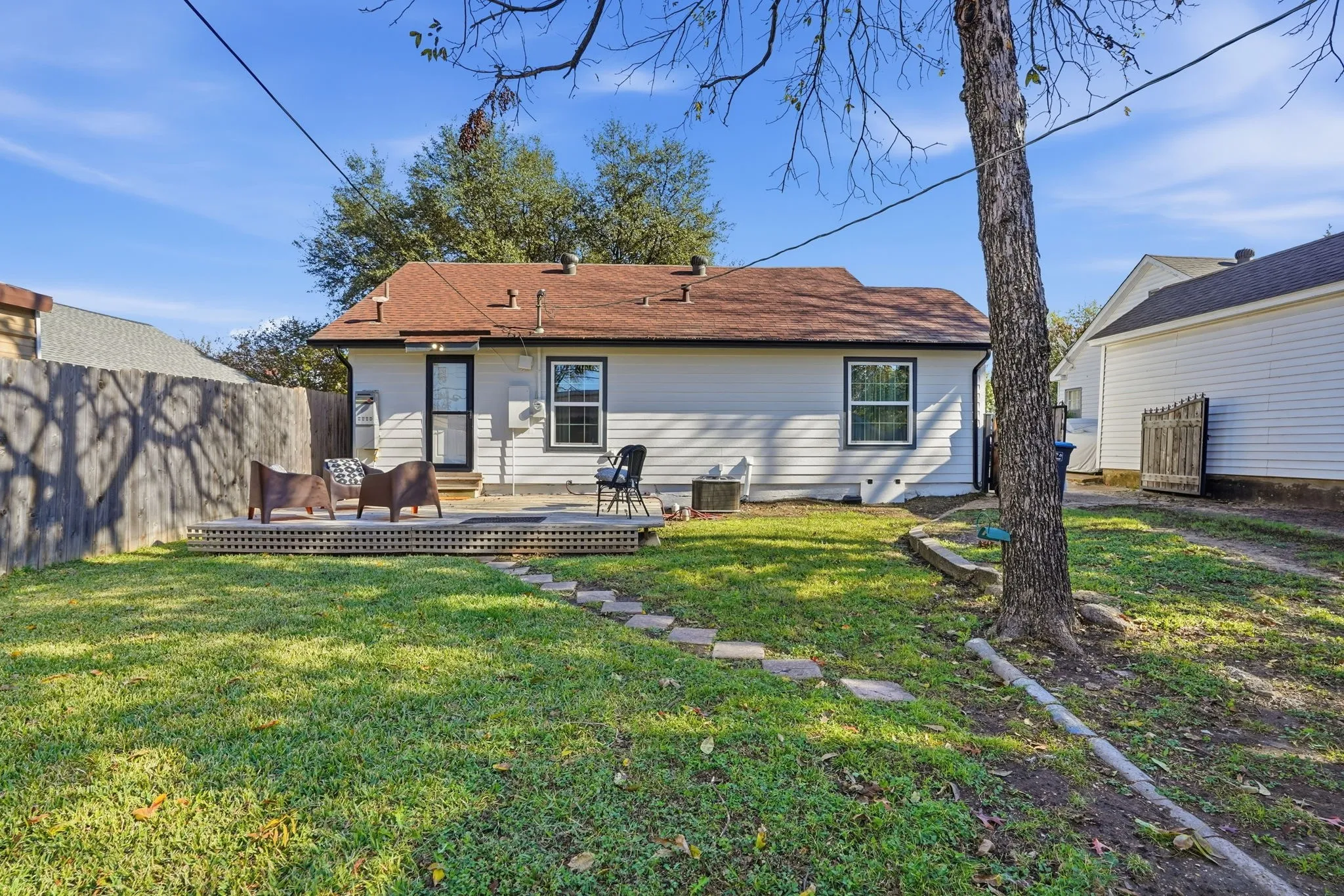 Single Family Residence For Sale in Tarrant County , 2824 Ryan Avenue, Fort Worth, Texas 76110, 2 Bedroom, 1 Bathroom, 2 Garage spaces, 1,109 Sqft, built in 1939, Preowned, mls#21094873, Real Estate Agent in Fort Worth, Homes For Sale in Tarrant county, Homes For Sale in Fort Worth, Realtor in Fort Worth Texas, Real Estate Brokerage Independent Realty Texas, Luminita Cordes Realtor
