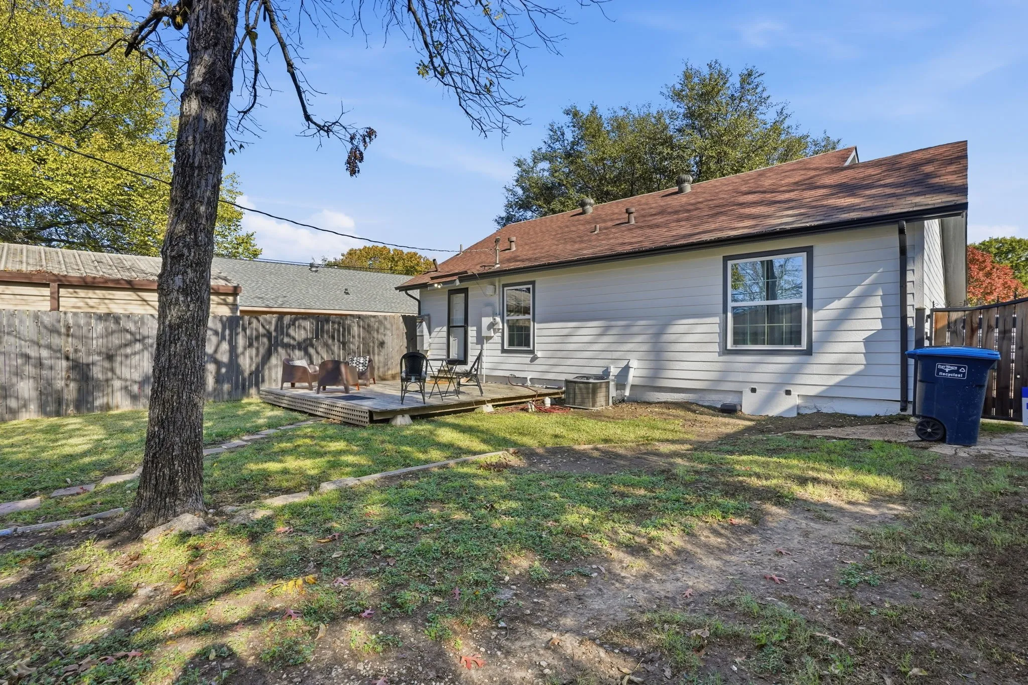 Single Family Residence For Sale in Tarrant County , 2824 Ryan Avenue, Fort Worth, Texas 76110, 2 Bedroom, 1 Bathroom, 2 Garage spaces, 1,109 Sqft, built in 1939, Preowned, mls#21094873, Real Estate Agent in Fort Worth, Homes For Sale in Tarrant county, Homes For Sale in Fort Worth, Realtor in Fort Worth Texas, Real Estate Brokerage Independent Realty Texas, Luminita Cordes Realtor