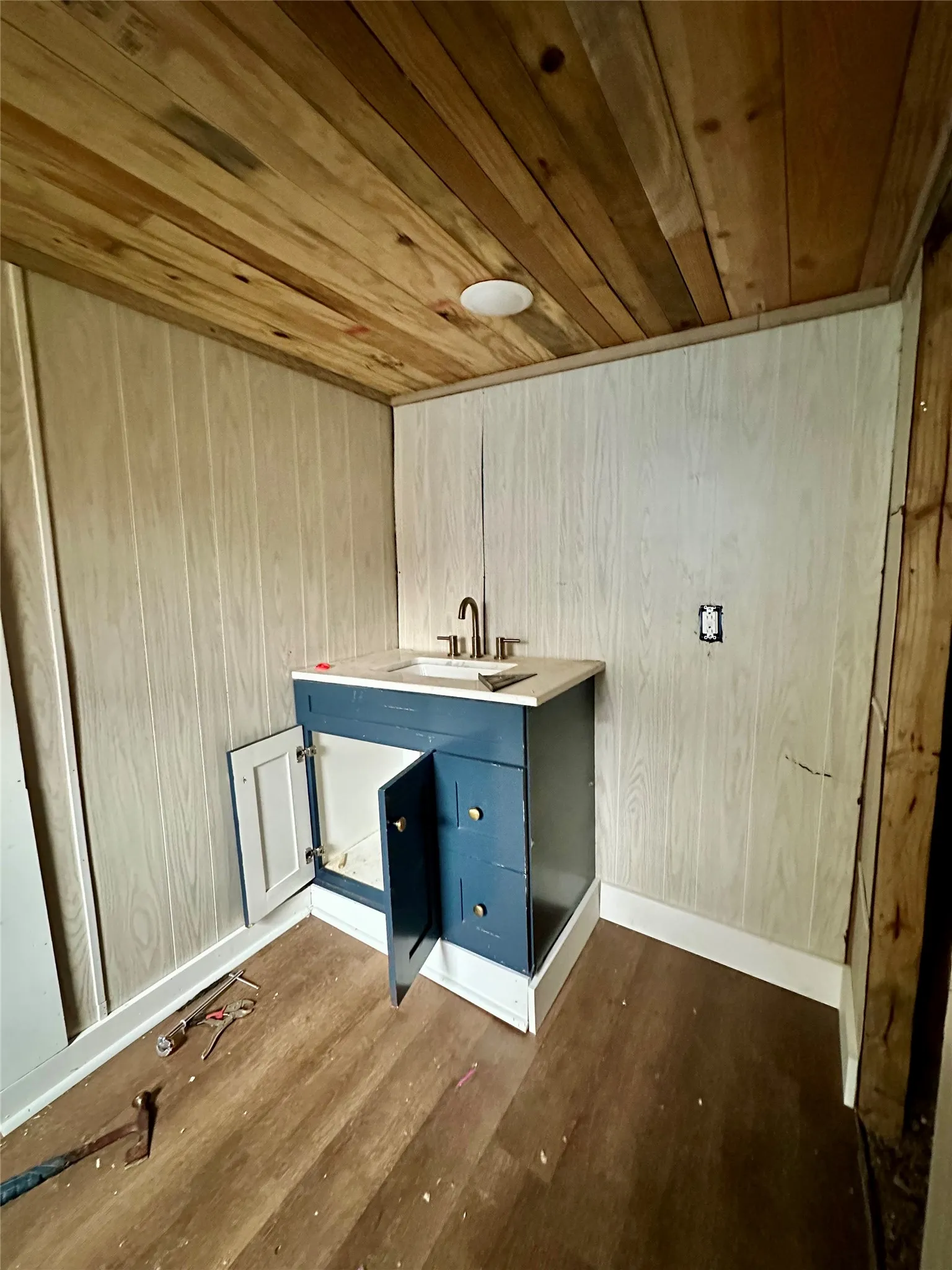 Single Family Residence For Sale in Hopkins County , 6049 Farm Road 3236, Dike, Texas 75437, 2 Bedroom, 1 Bathroom, Garage spaces, 932 Sqft, built in 1940, mls#21129575, Real Estate Agent in Dike, Homes For Sale in Hopkins county, Homes For Sale in Dike, Realtor in Dike Texas, Real Estate Brokerage Independent Realty Texas, Luminita Cordes Realtor