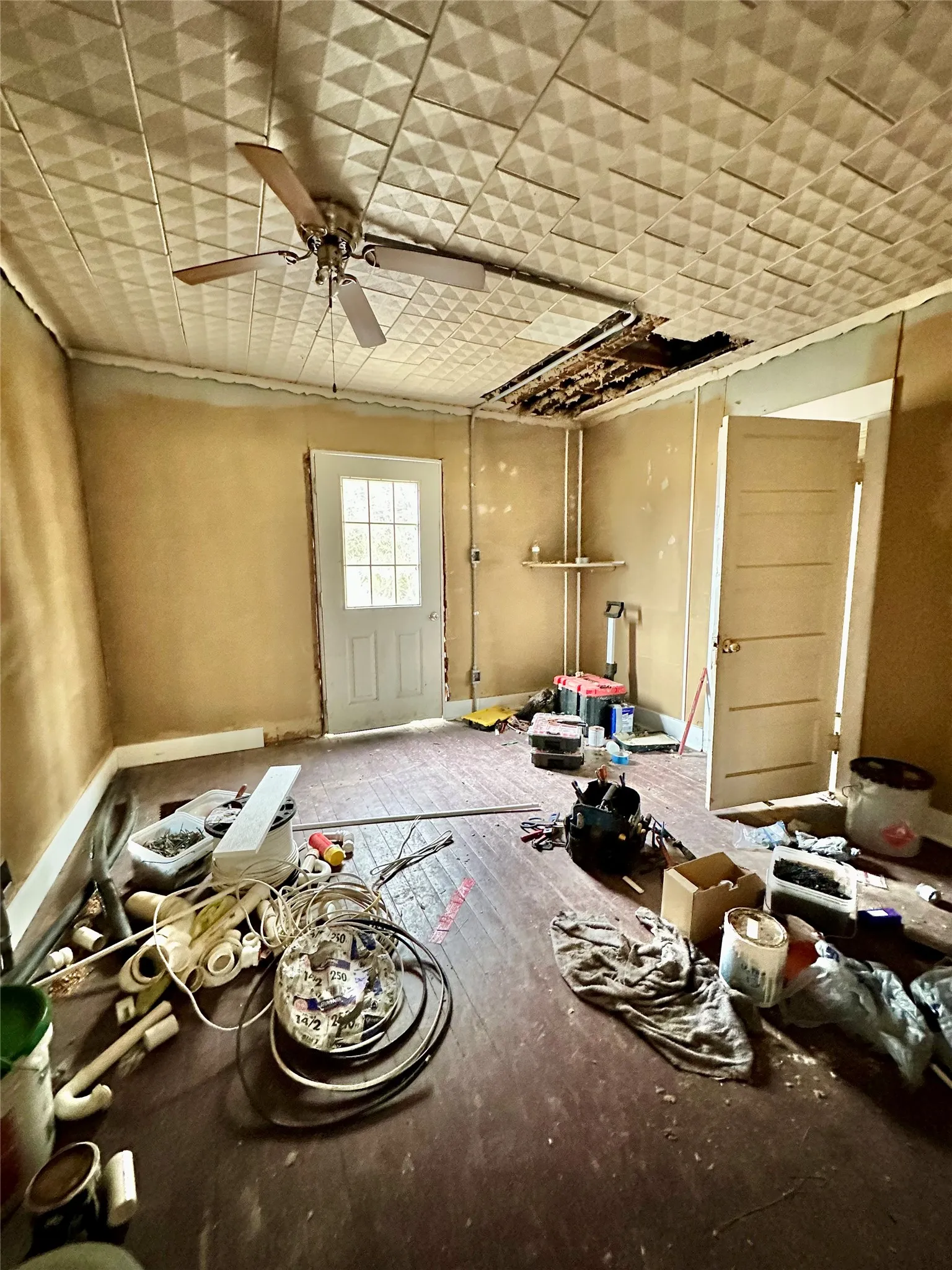 Single Family Residence For Sale in Hopkins County , 6049 Farm Road 3236, Dike, Texas 75437, 2 Bedroom, 1 Bathroom, Garage spaces, 932 Sqft, built in 1940, mls#21129575, Real Estate Agent in Dike, Homes For Sale in Hopkins county, Homes For Sale in Dike, Realtor in Dike Texas, Real Estate Brokerage Independent Realty Texas, Luminita Cordes Realtor