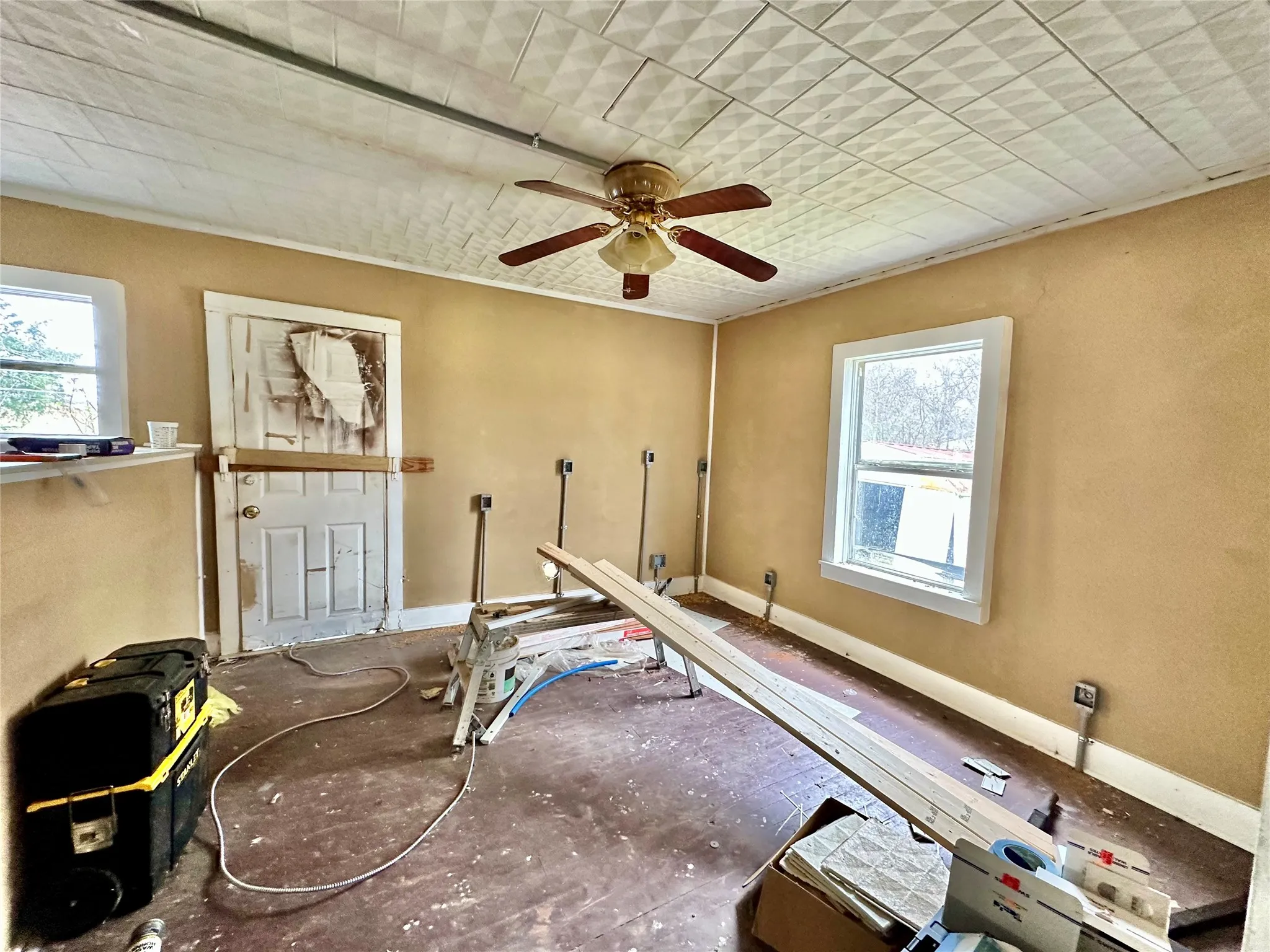 Single Family Residence For Sale in Hopkins County , 6049 Farm Road 3236, Dike, Texas 75437, 2 Bedroom, 1 Bathroom, Garage spaces, 932 Sqft, built in 1940, mls#21129575, Real Estate Agent in Dike, Homes For Sale in Hopkins county, Homes For Sale in Dike, Realtor in Dike Texas, Real Estate Brokerage Independent Realty Texas, Luminita Cordes Realtor