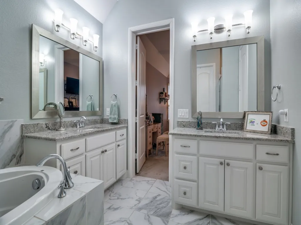 Dual sinks and garden tub