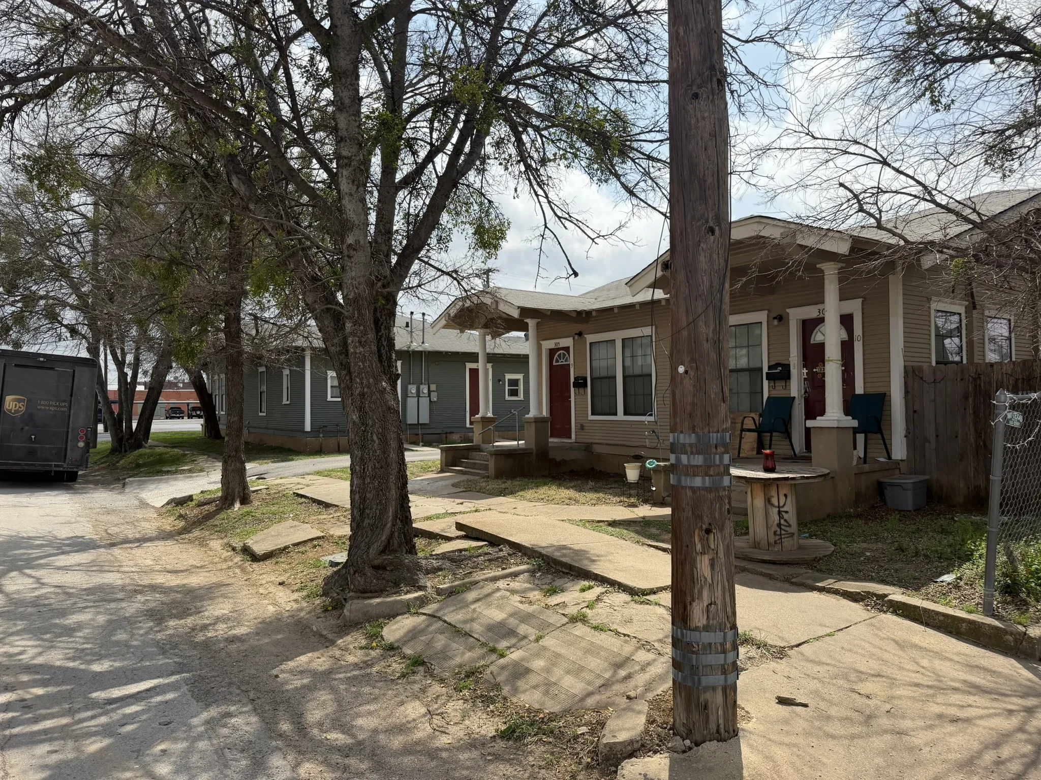 Apartment For Sale in Brown County , 401 Main Street, Brownwood, Texas 76801, 20 Bedrooms, 10 Bathrooms, Garage spaces, 0 Sqft, built in 1990, Preowned, Price $870,000, mls#21129647, Real Estate Agent in Brownwood, Homes For Sale in Brown county, Homes For Sale in Brownwood, Realtor in Brownwood Texas, Real Estate Brokerage Independent Realty Texas, Luminita Cordes Realtor