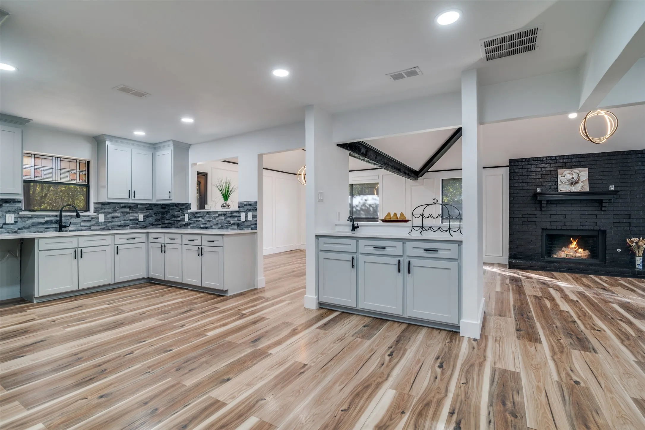 Single Family Residence For Sale in Dallas County , 1502 Knob Hill Drive, Garland, Texas 75043, 3 Bedroom, 2 Bathroom, 2 Garage spaces, 1,914 Sqft, built in 1985, Preowned, mls#21128121, Real Estate Agent in Garland, Homes For Sale in Dallas county, Homes For Sale in Garland, Realtor in Garland Texas, Real Estate Brokerage Independent Realty Texas, Luminita Cordes Realtor