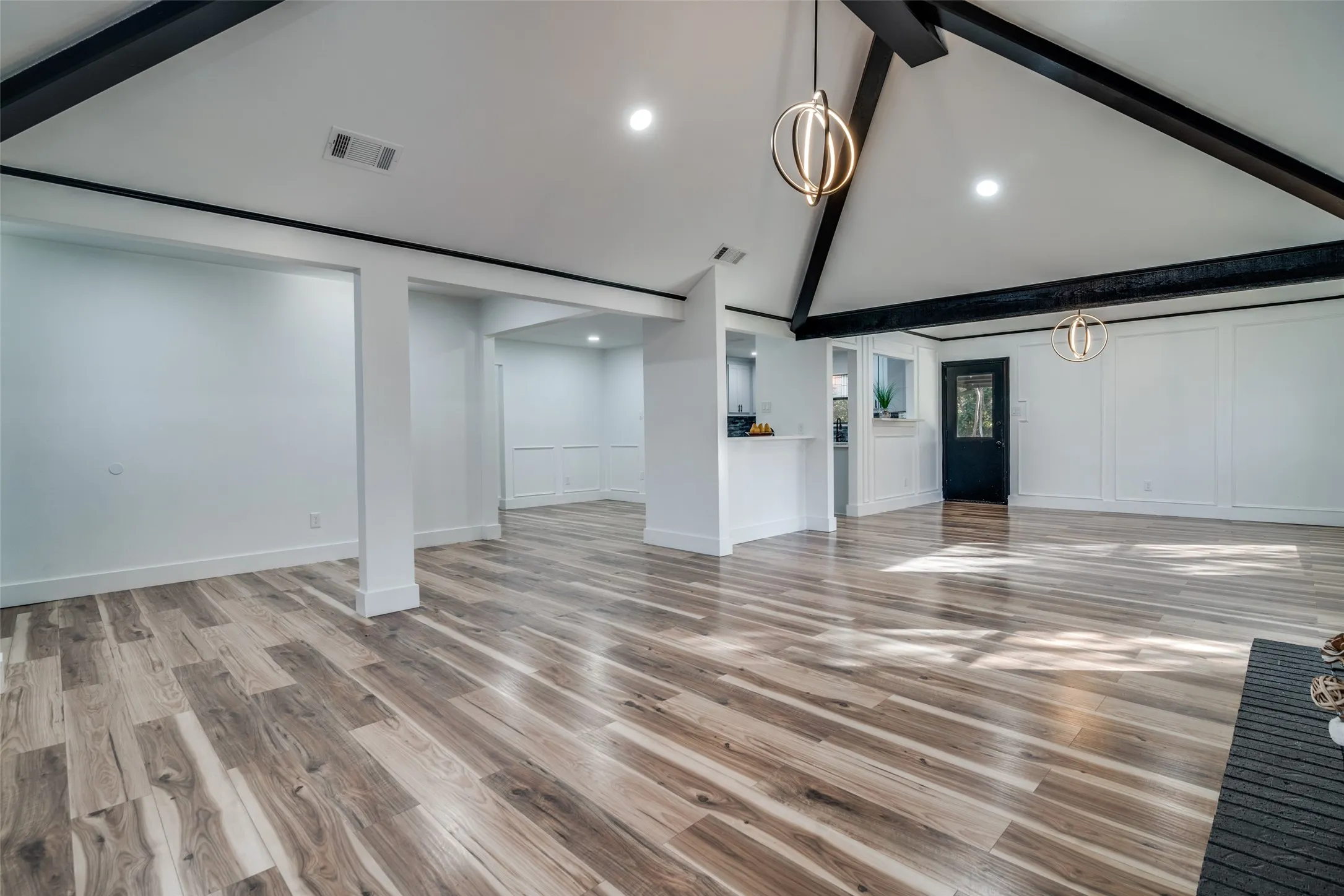 Single Family Residence For Sale in Dallas County , 1502 Knob Hill Drive, Garland, Texas 75043, 3 Bedroom, 2 Bathroom, 2 Garage spaces, 1,914 Sqft, built in 1985, Preowned, mls#21128121, Real Estate Agent in Garland, Homes For Sale in Dallas county, Homes For Sale in Garland, Realtor in Garland Texas, Real Estate Brokerage Independent Realty Texas, Luminita Cordes Realtor